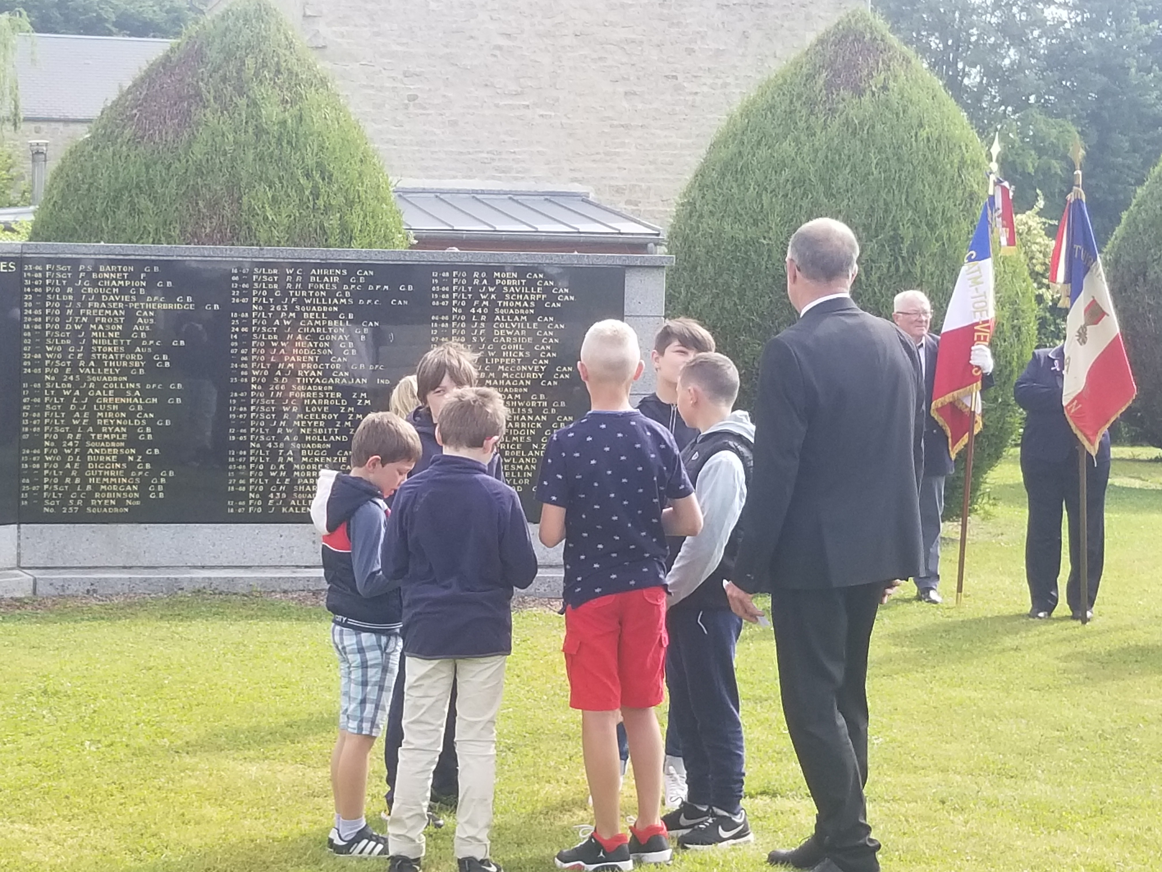 Les enfants d'école élémentaire avec M. le maire