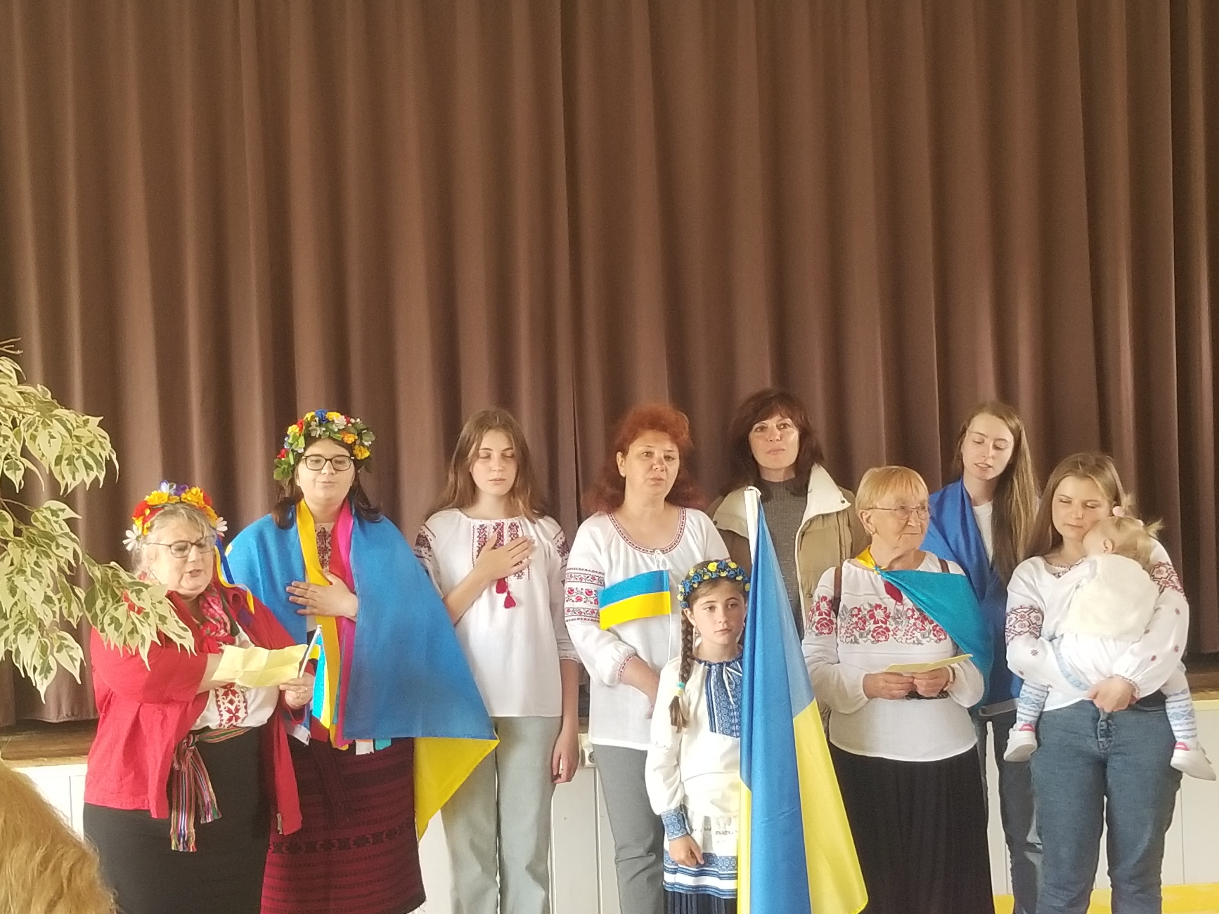 Femmes ukrainiennes chantant leur hymne national