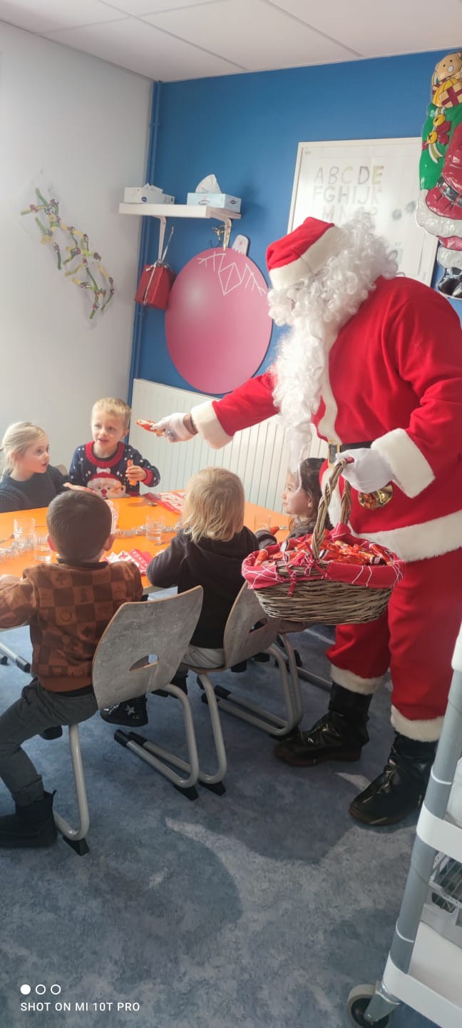 Visite du Père Noël  à la cantine  1