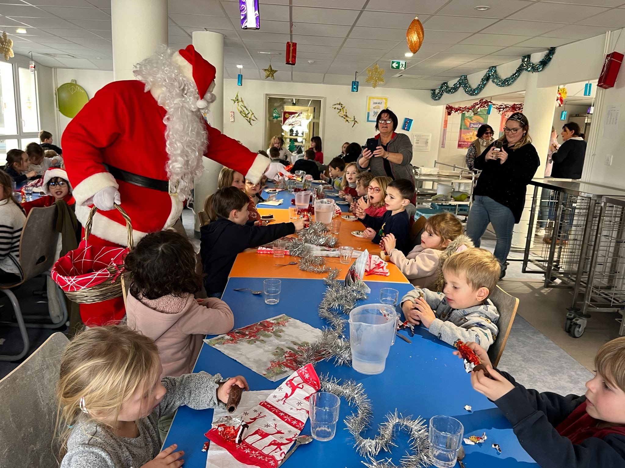 Visite du Père Noël  à la cantine  10