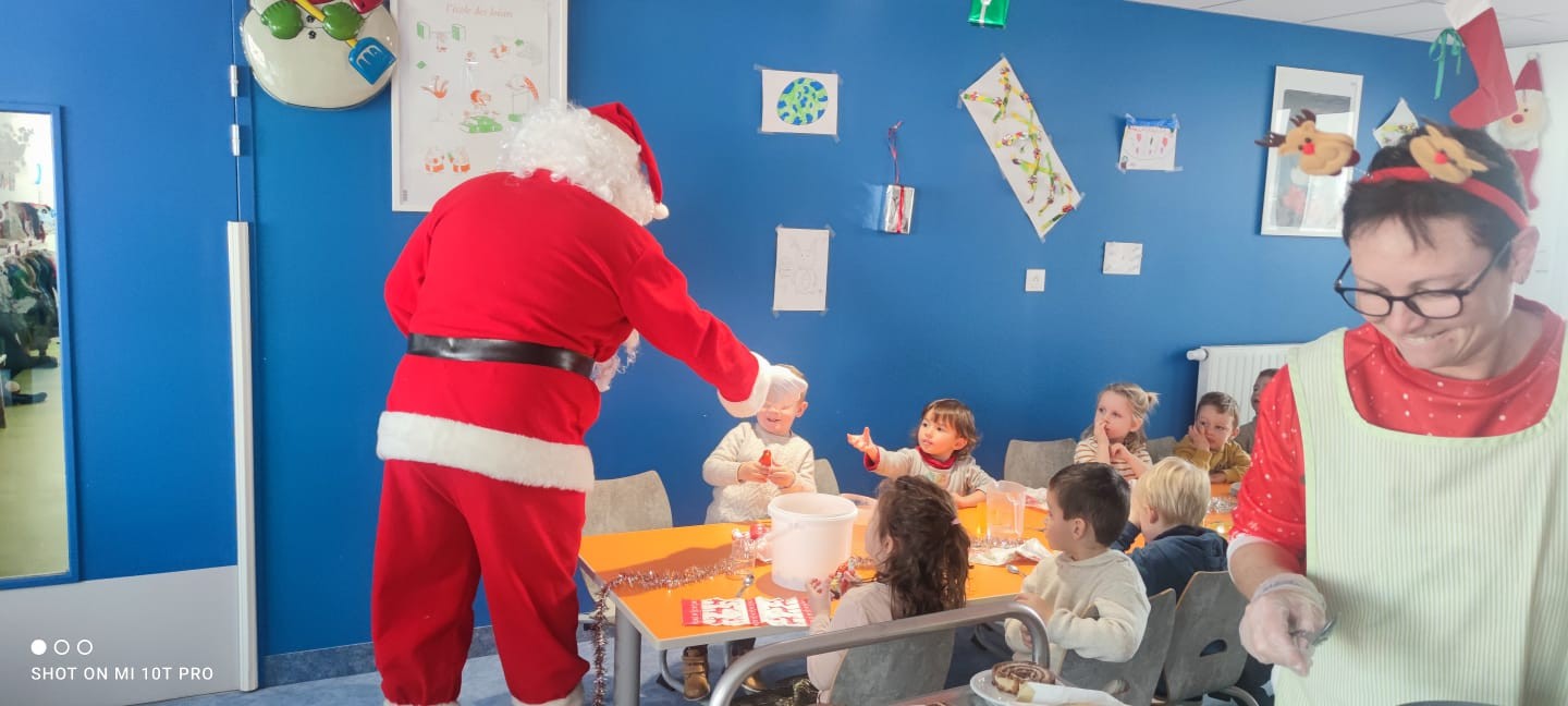 Visite du Père Noël  à la cantine 11