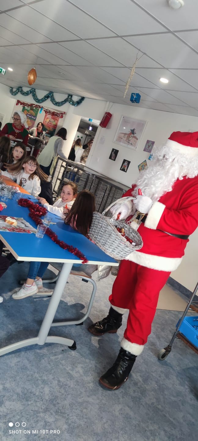 Visite du Père Noël  à la cantine  2