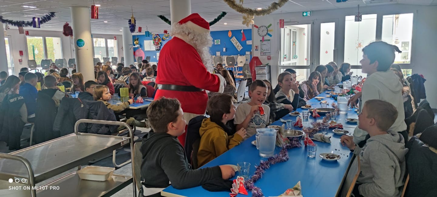 Visite du Père Noël  à la cantine  3