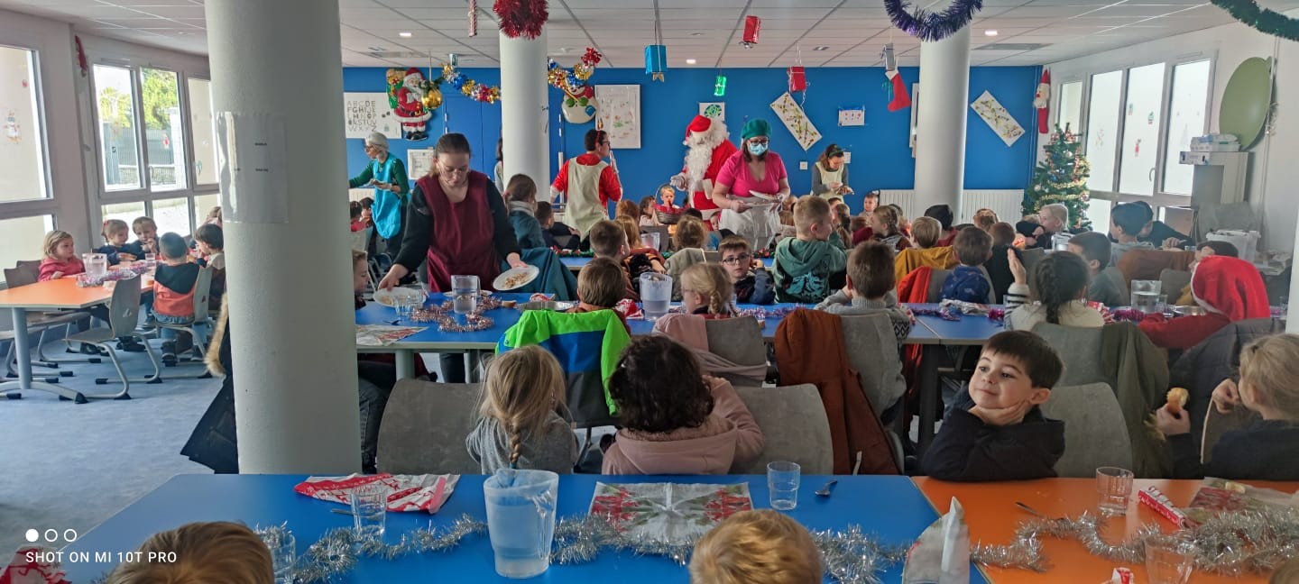 Visite du Père Noël  à la cantine  6