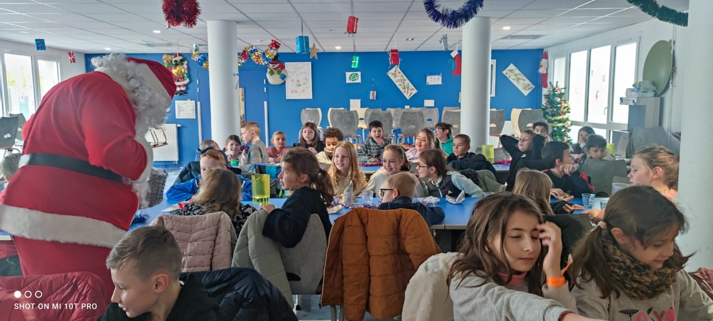 Visite du Père Noël  à la cantine 7