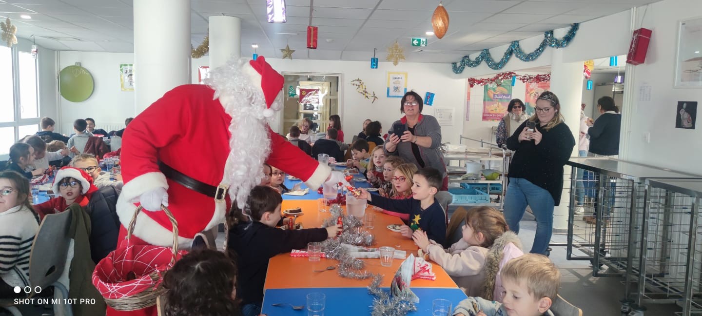 Visite du Père Noël  à la cantine  9