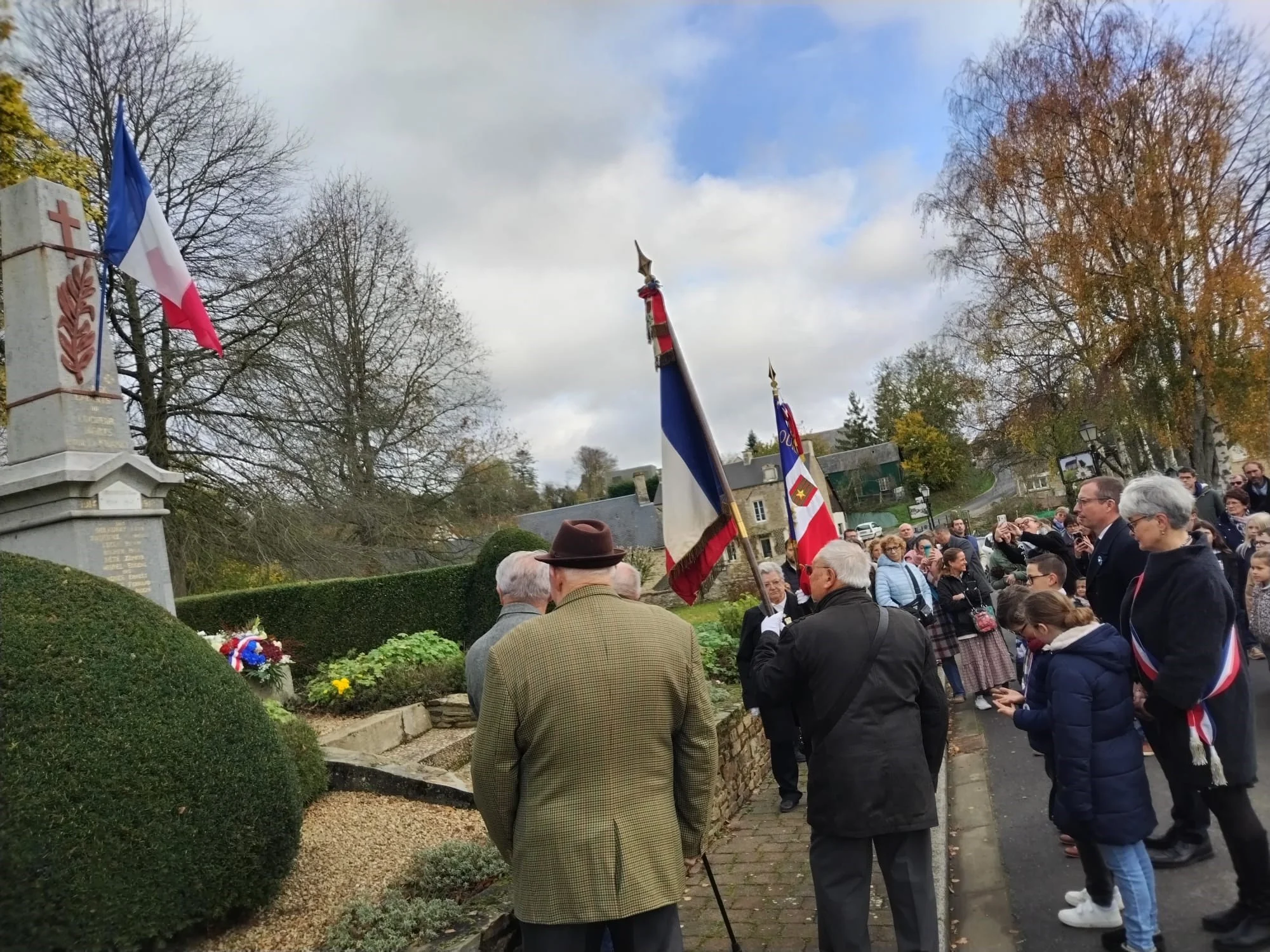 Apres dépôts de gerbe 11 novembre 2025 au Locheur2