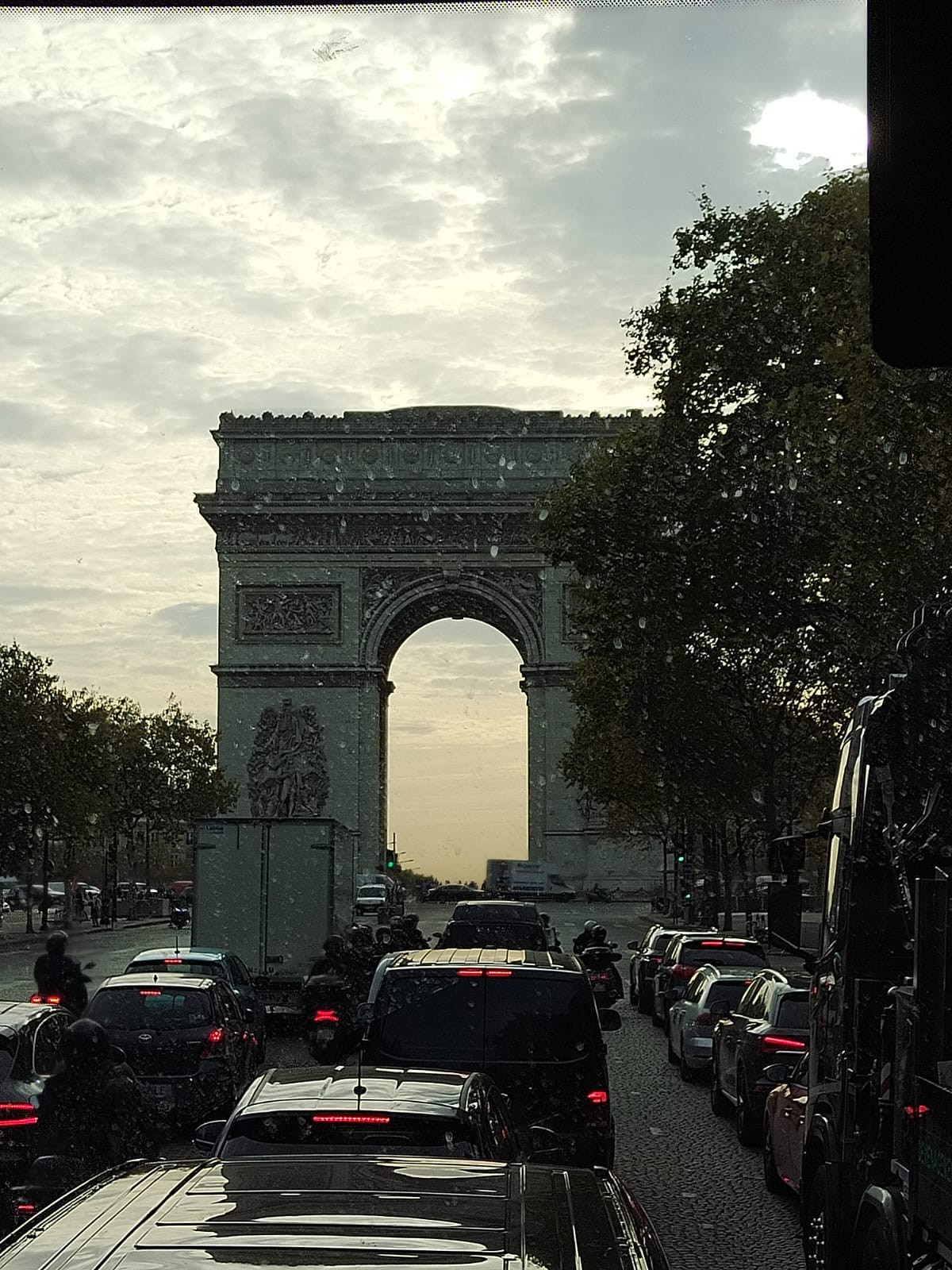 Arrivée devant l'arc de Triomphe aux champs Elysée