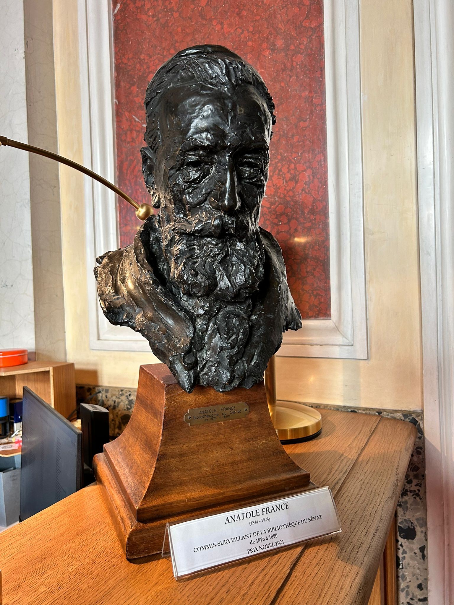 Buste d'Anatole France dans l'entrée de la bibliothèque du sénat