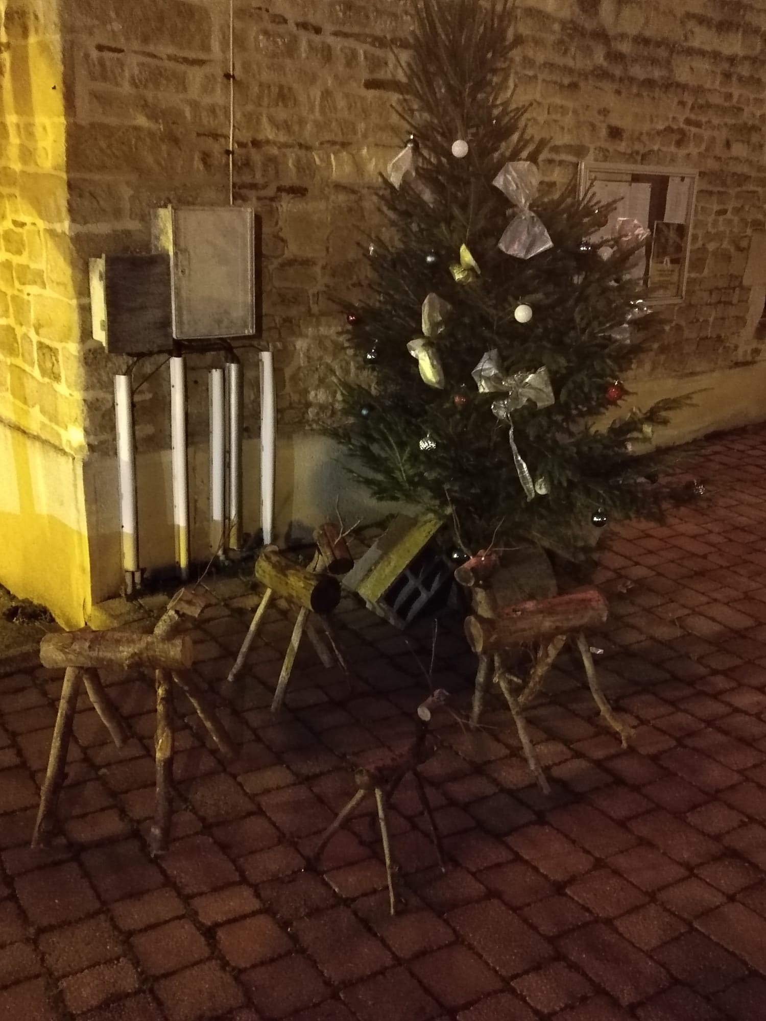 Cerf du pere noel devant la mairie de le locheur