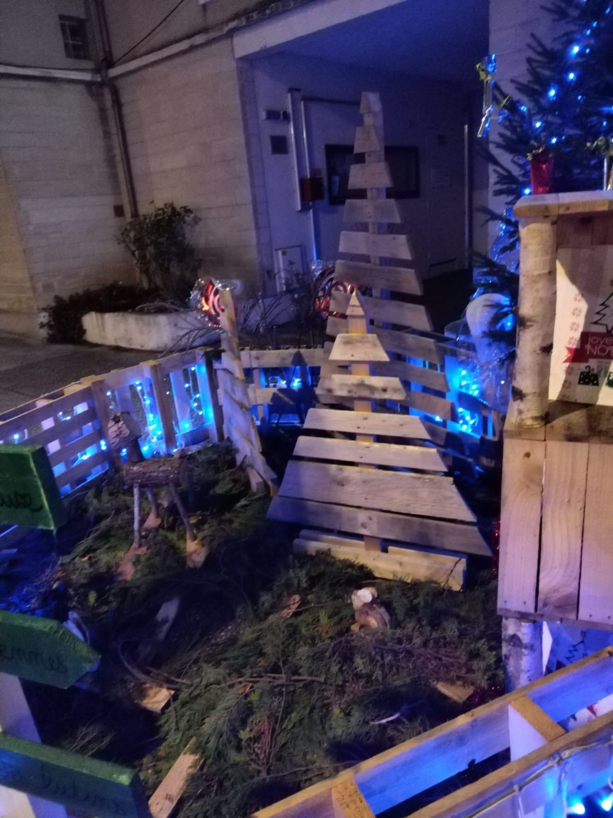 Cerf du pere noel devant la mairie