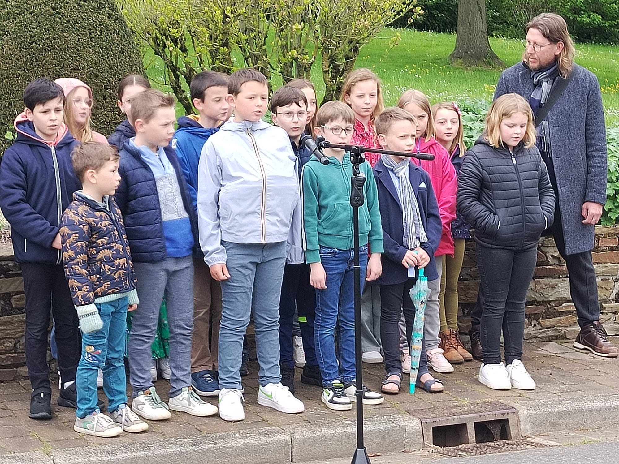 Chant des partisans entonnes par les eleves de l ecole de val d arry 2