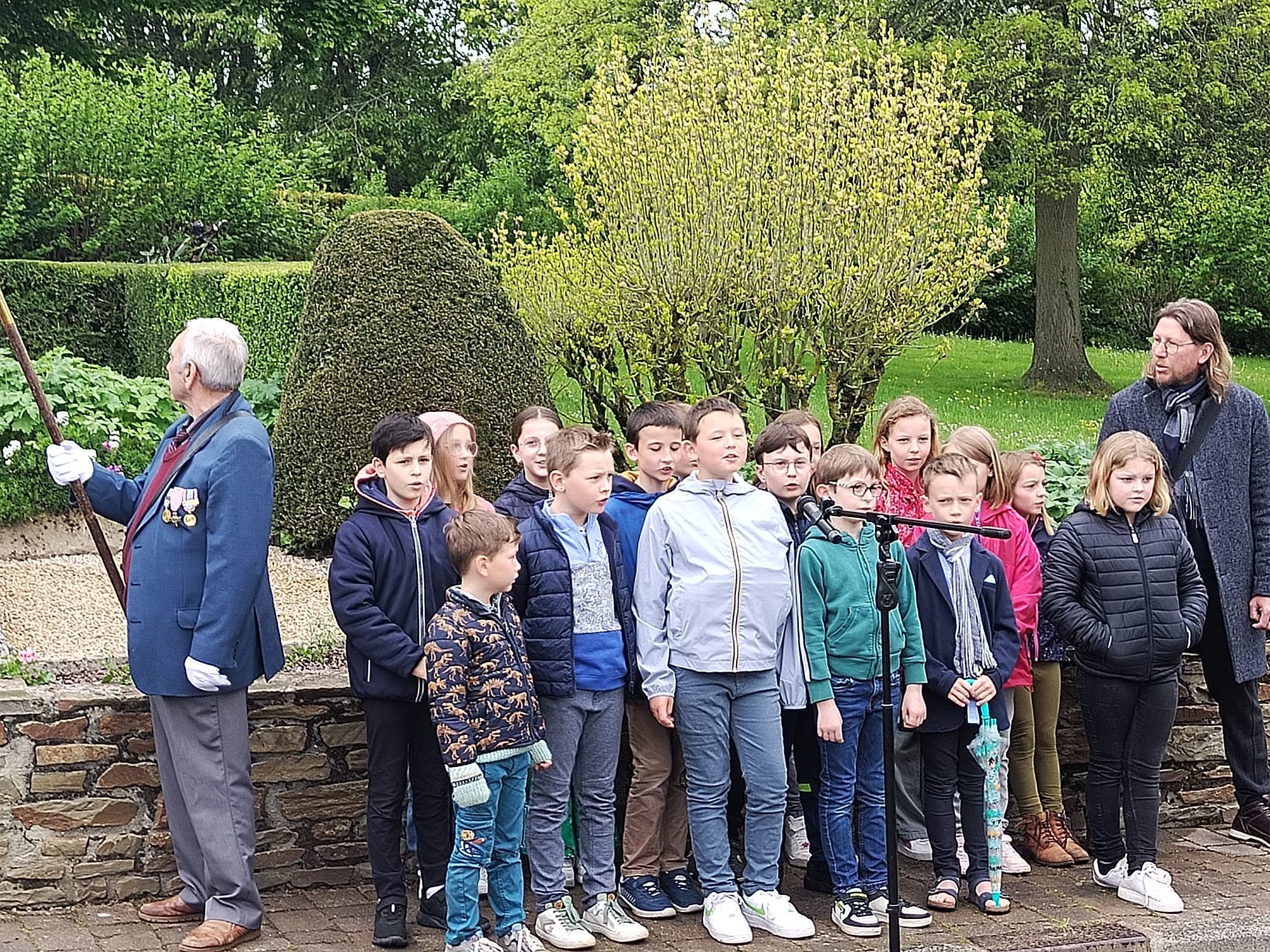 Chant des partisans entonnes par les eleves de l ecole de val d arry