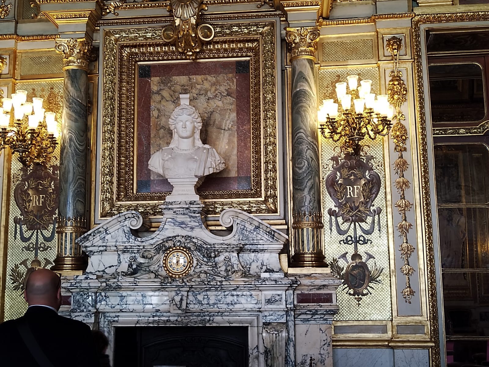 Cheminée de la salle de conférence du sénat