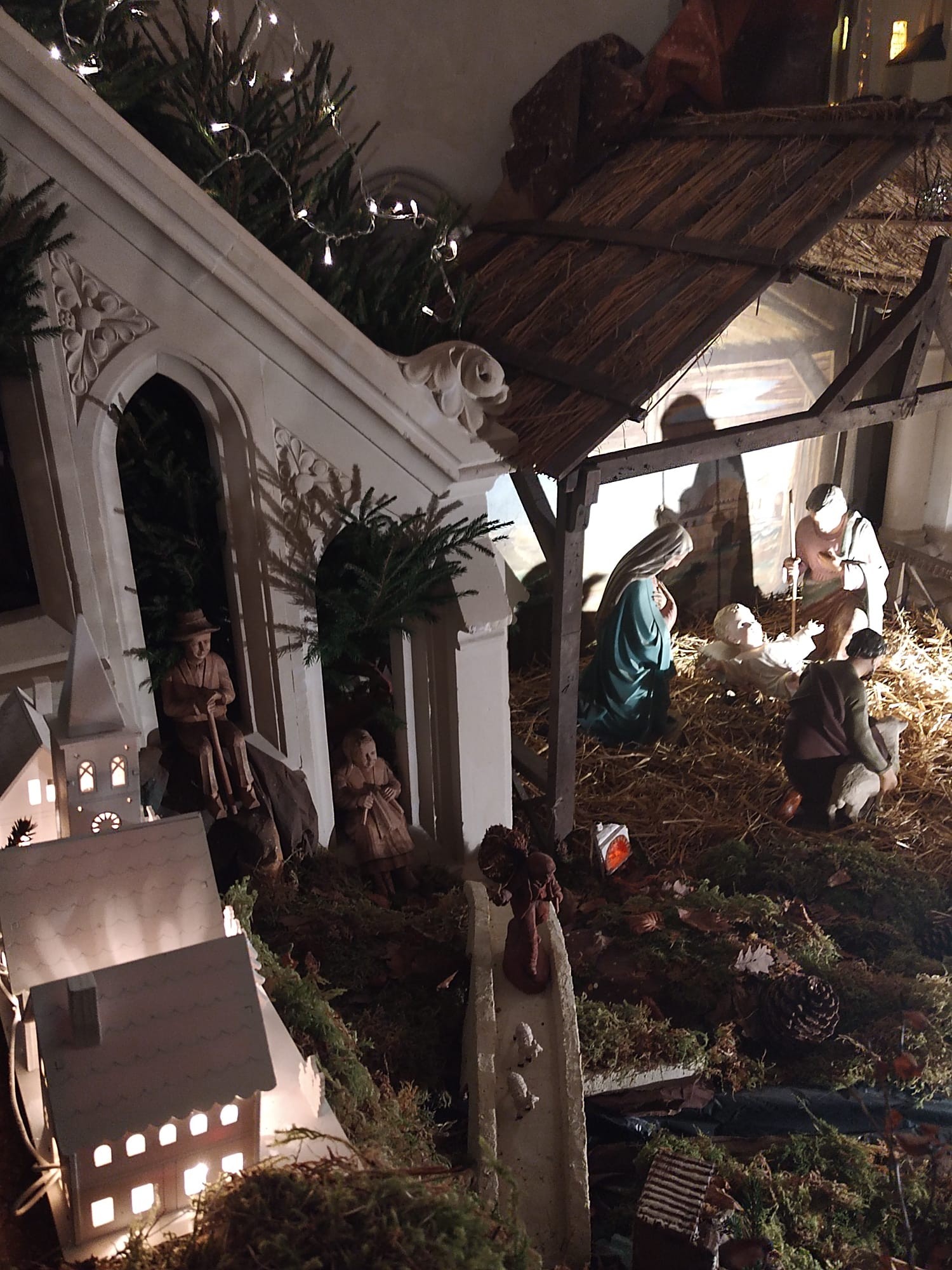 Creche dans l eglise saint jacques de le locheur 2