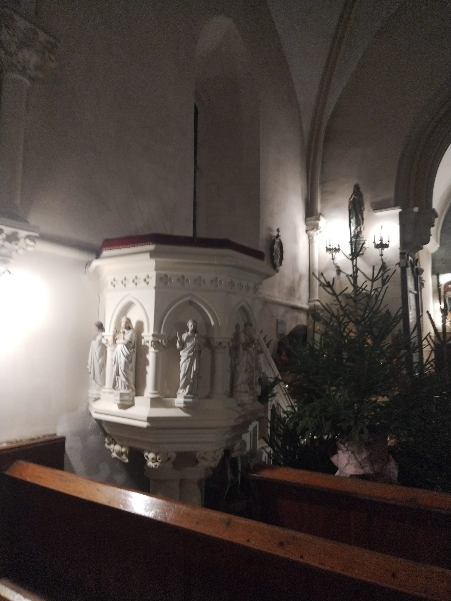 Creche dans l eglise saint jacques de le locheur