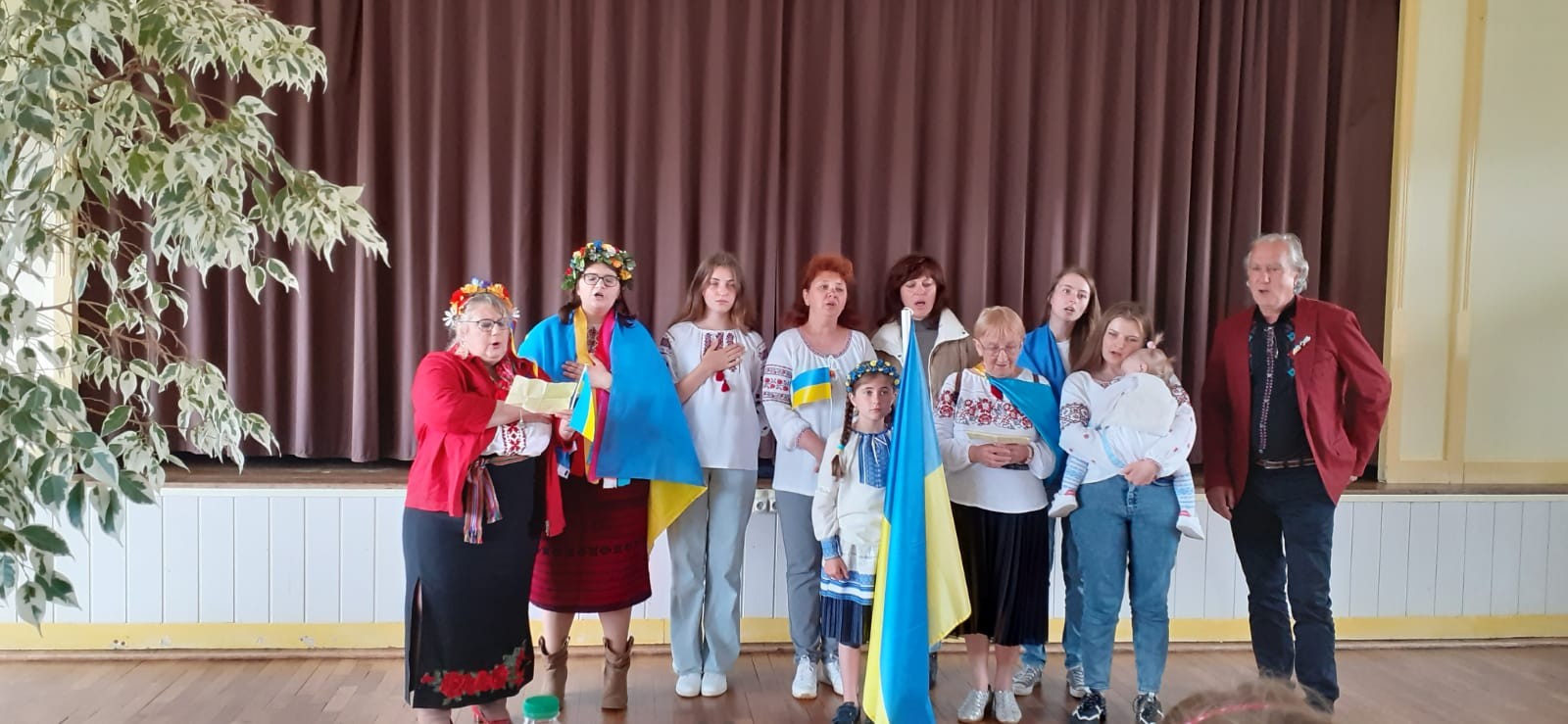 Délégation ukrainienne chantant leur hymne