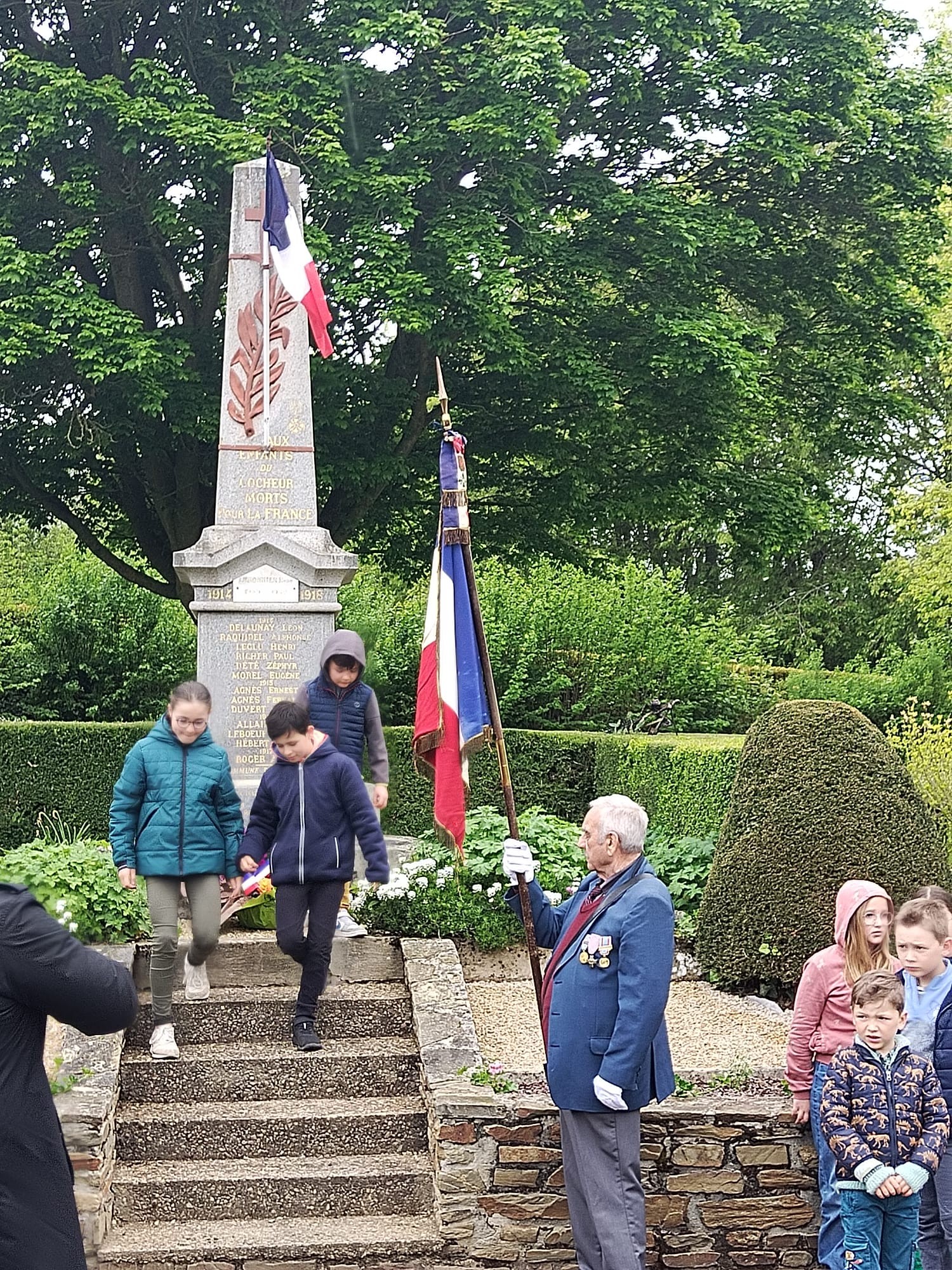 Depot de la gerbe devant le monument aux morts de le locheur 2