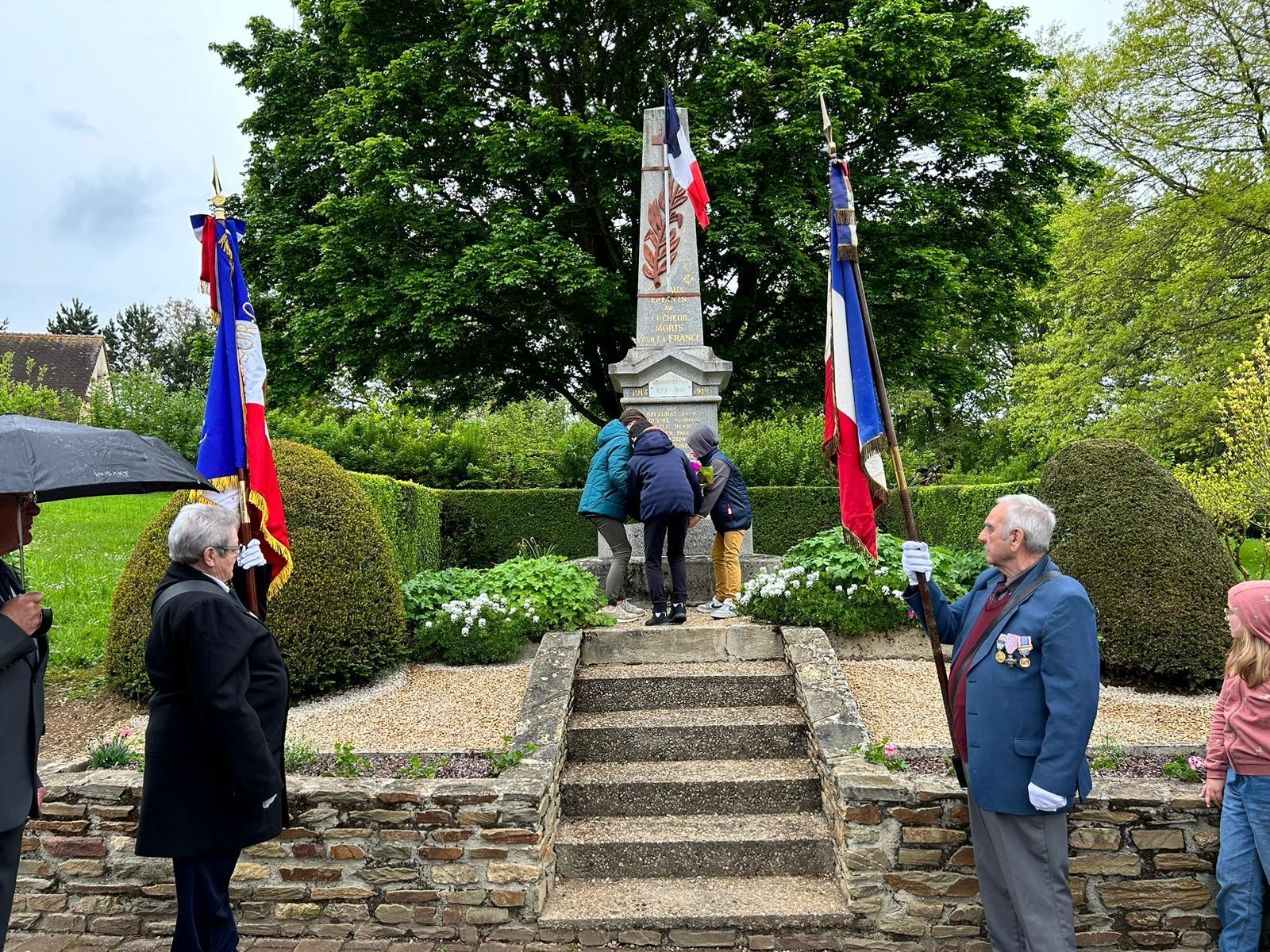 Depot de la gerbe devant le monument aux morts de le locheur