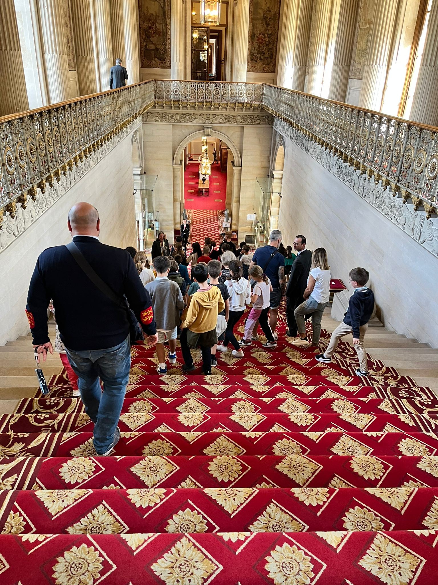 Descente de l'escalier d'honneur du sénat