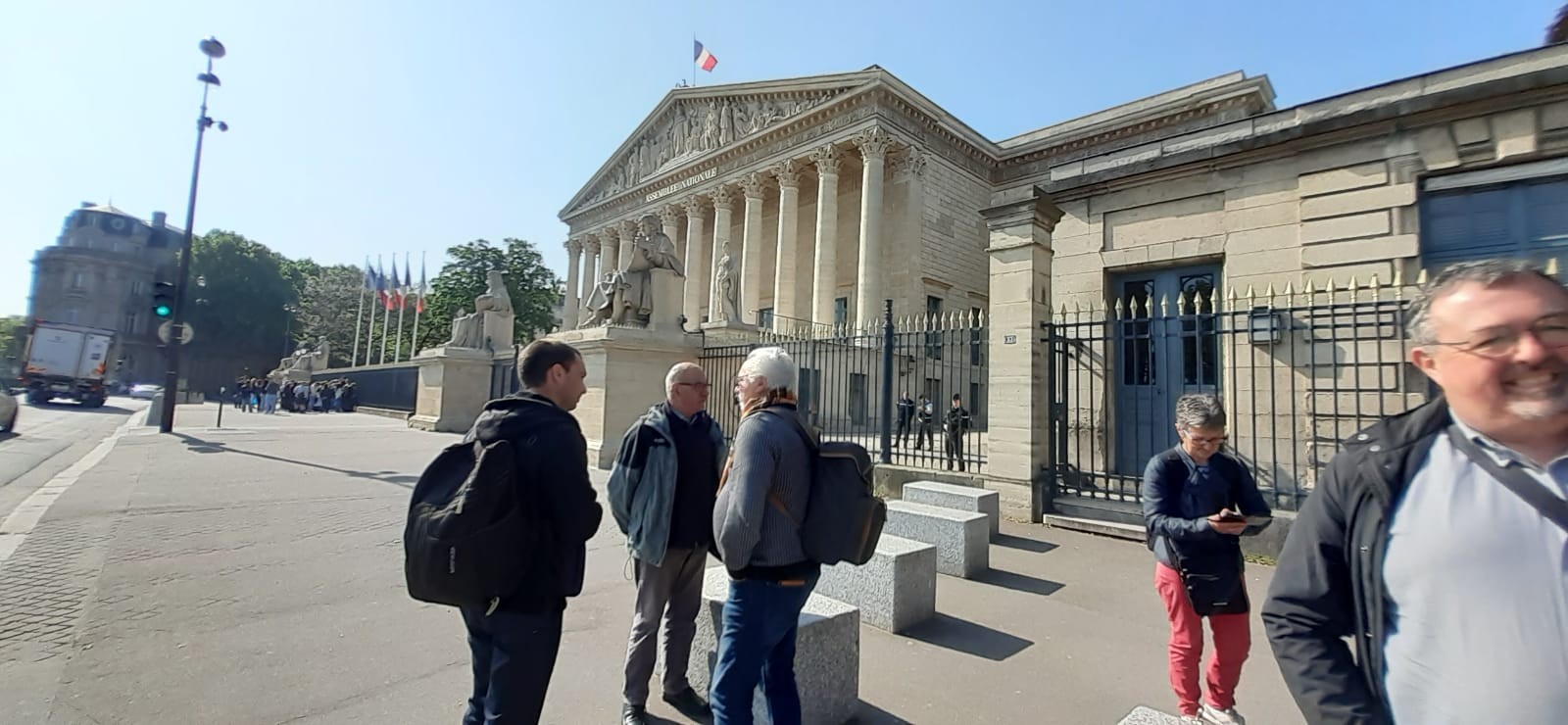 Devant l'Assemblée Nationale