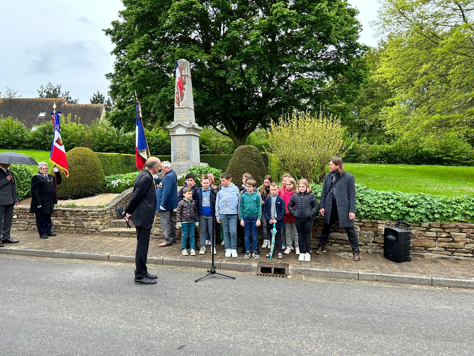 Echange entre monsieur le maire et les enfants de l ecole de val d arry