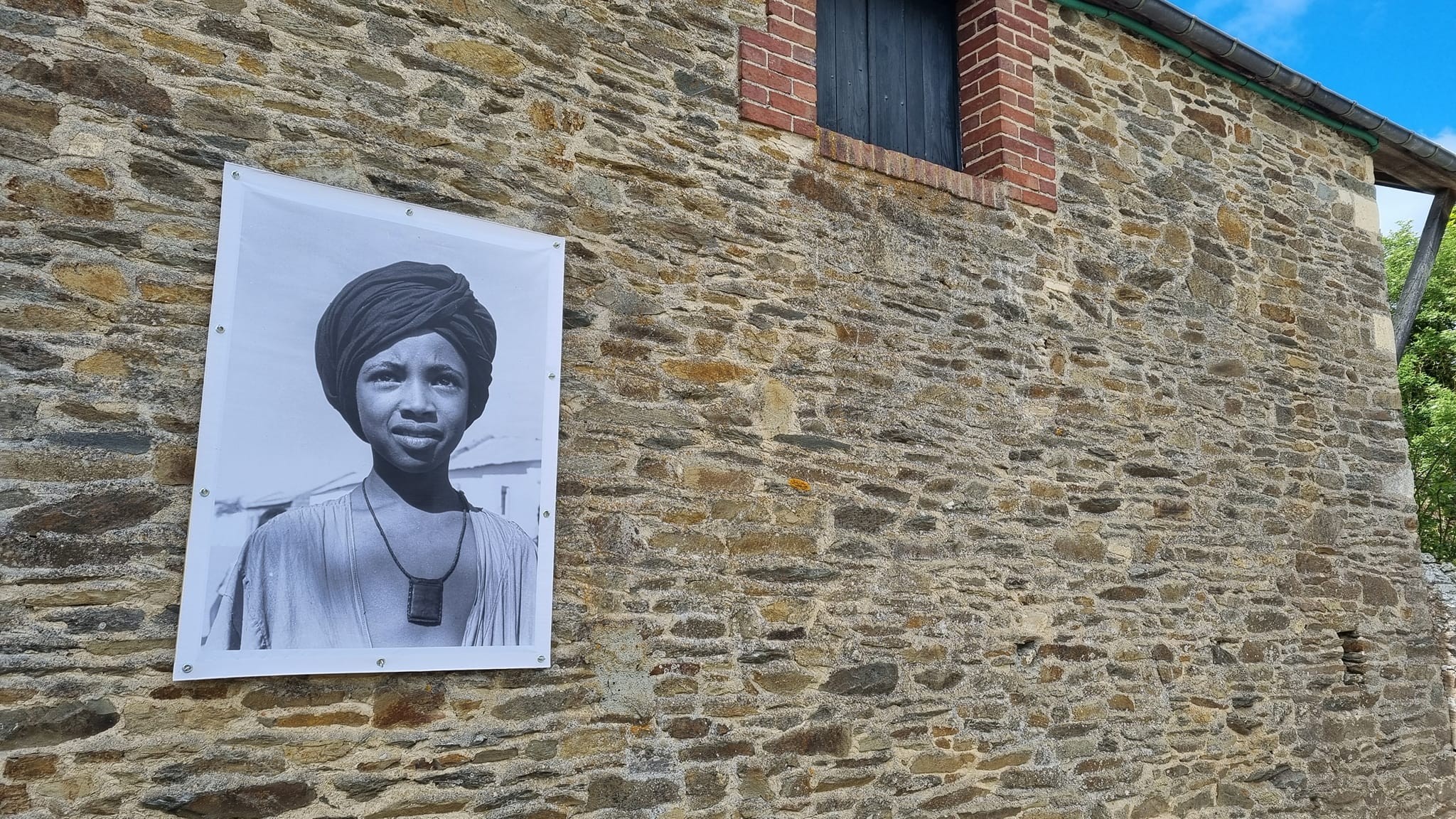 Enfant de mauritanie sur les murs de Tournay sur Odon