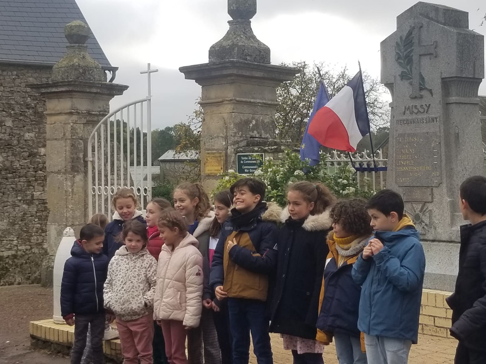 Enfants de l ecole devant monument aux morts de missy 2