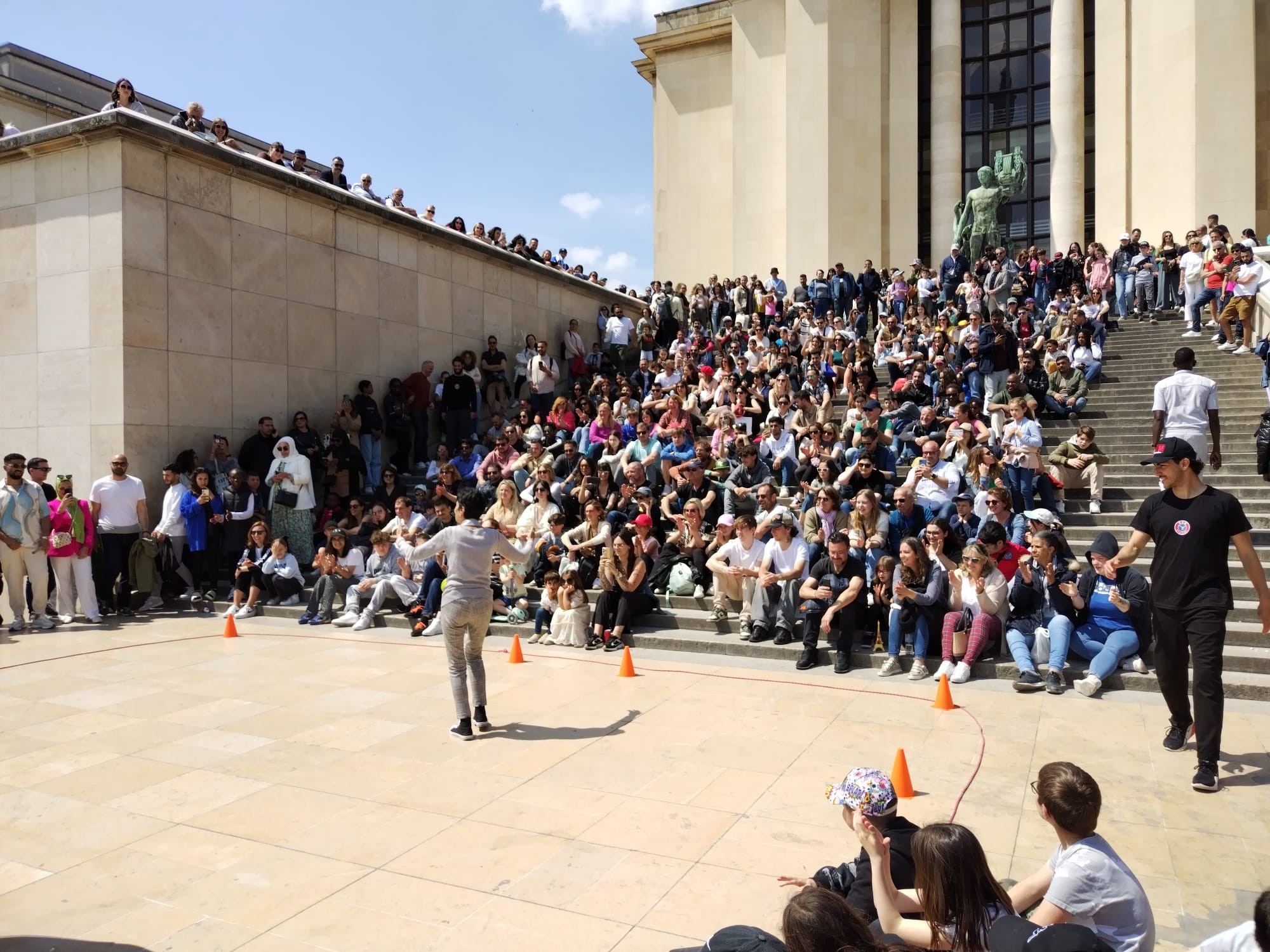 Enfants de val d arry regardant le spectacle de ddm au trocadero