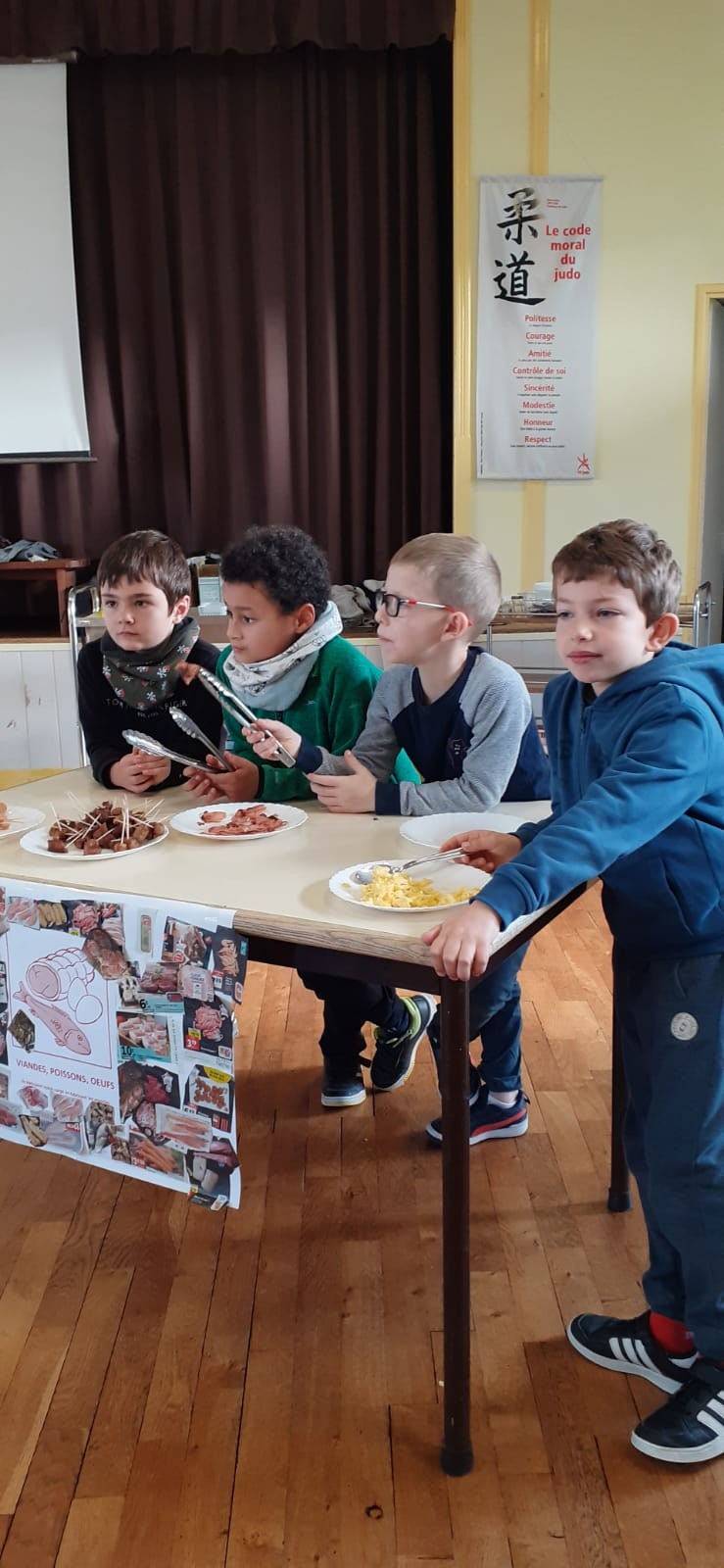 Enfants derrière un panneau d information