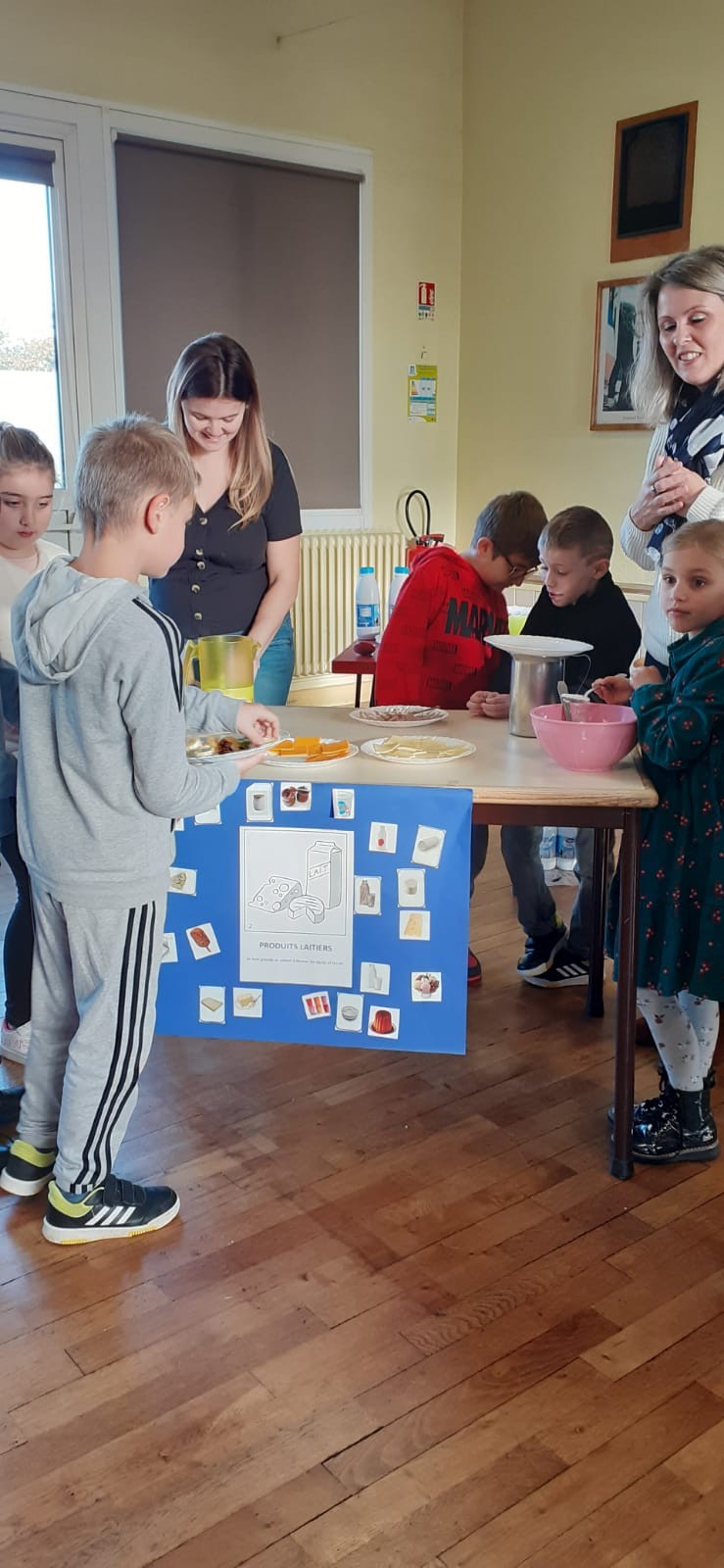 Enfants devant un panneau d' information