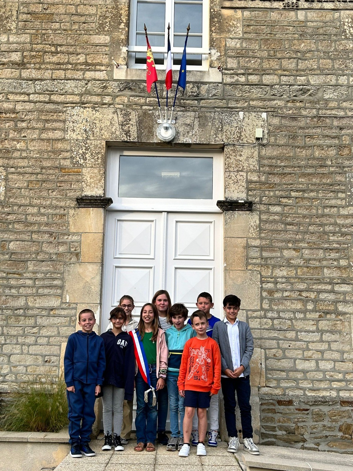 Equipe municipal sous les drapeaux de la mairie de MISSY