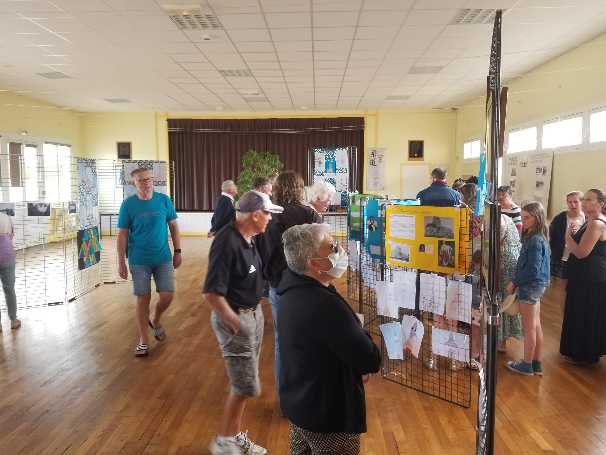 Exposition photo de la reconstrution a la salle des fetes