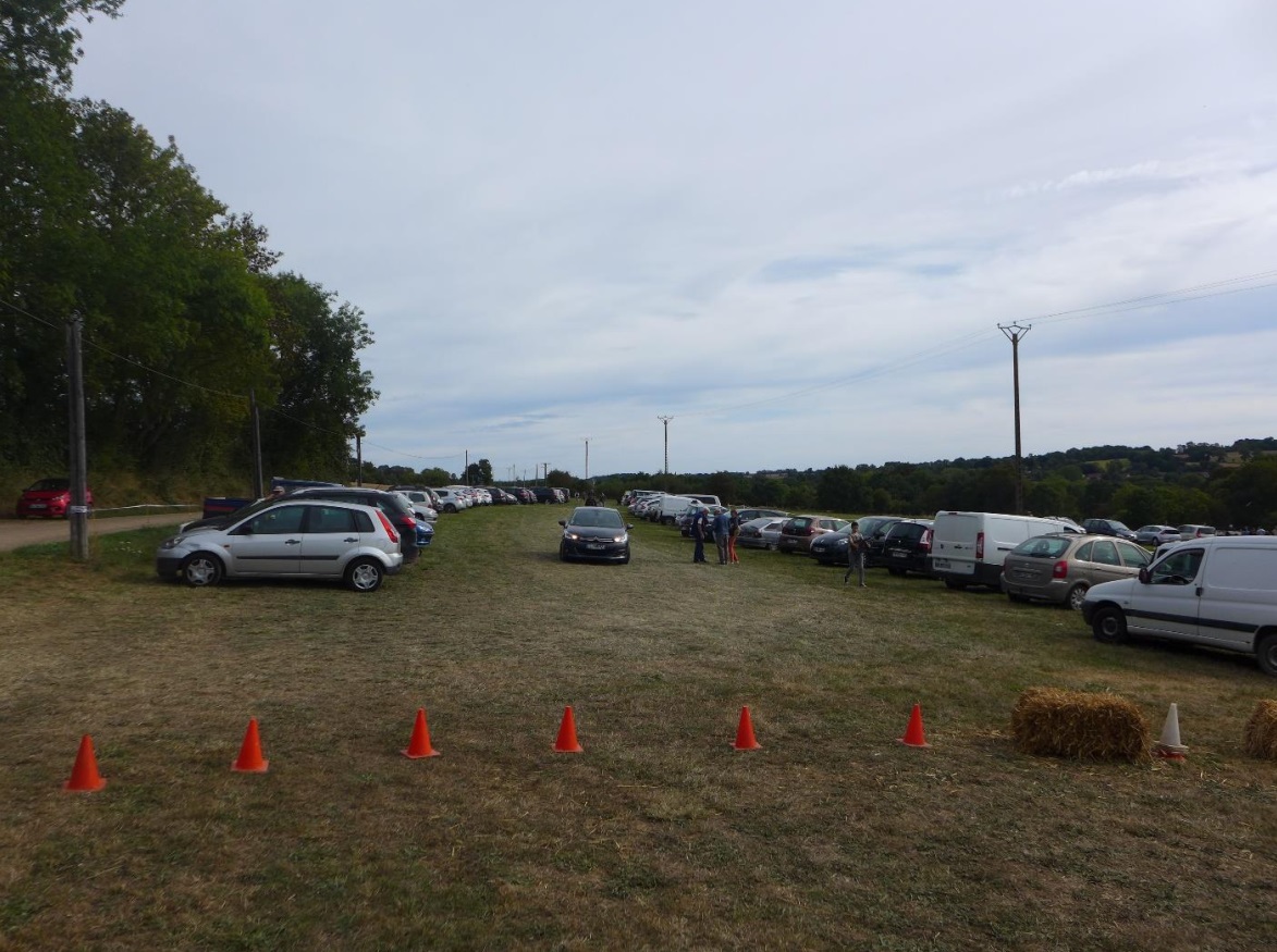 Grand parking sécurisé pour la foire aux greniers