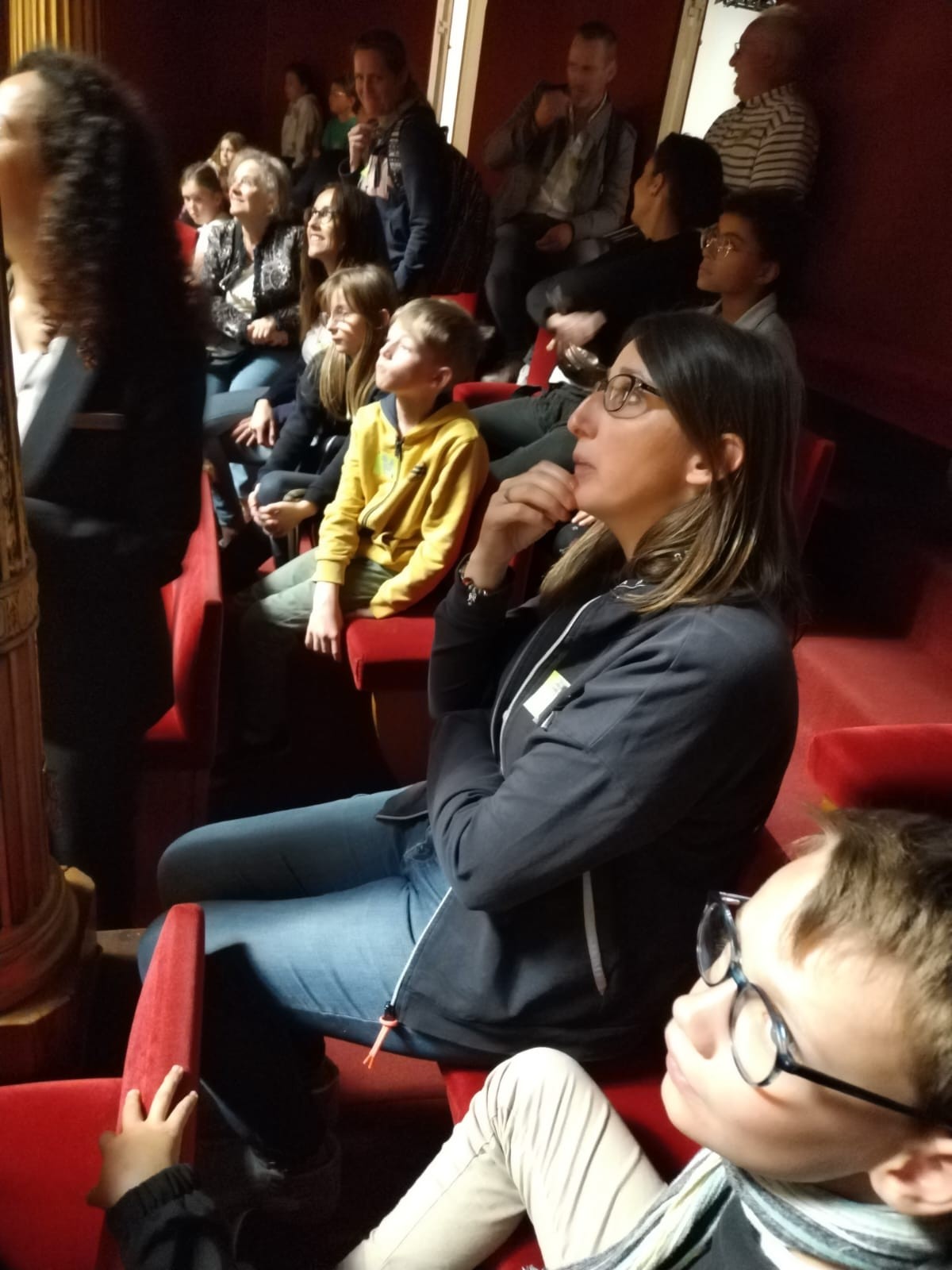 Groupe de VAL d'ARRY attentifs à notre accompagnatrice dans l'hémicycle