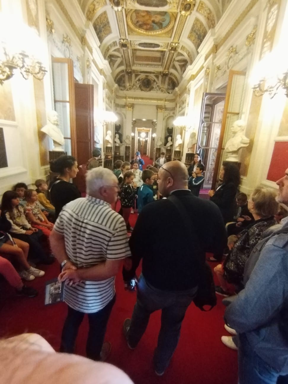 Groupe de VAL d'ARRY dans la salle des bustes des illustres sénateurs