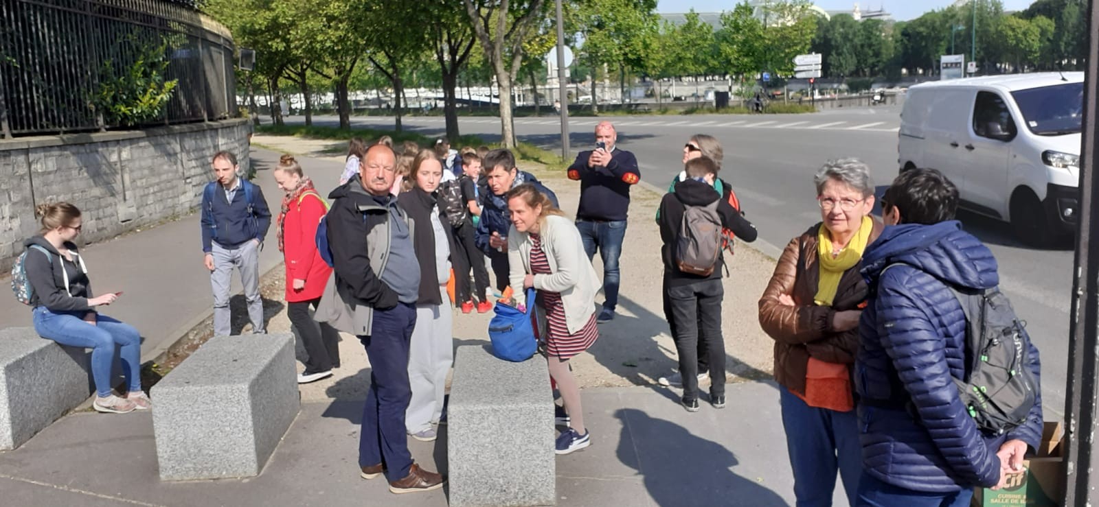 Groupe de VAL d'ARRY devant l'entrée de l'Assembée Nationale 2