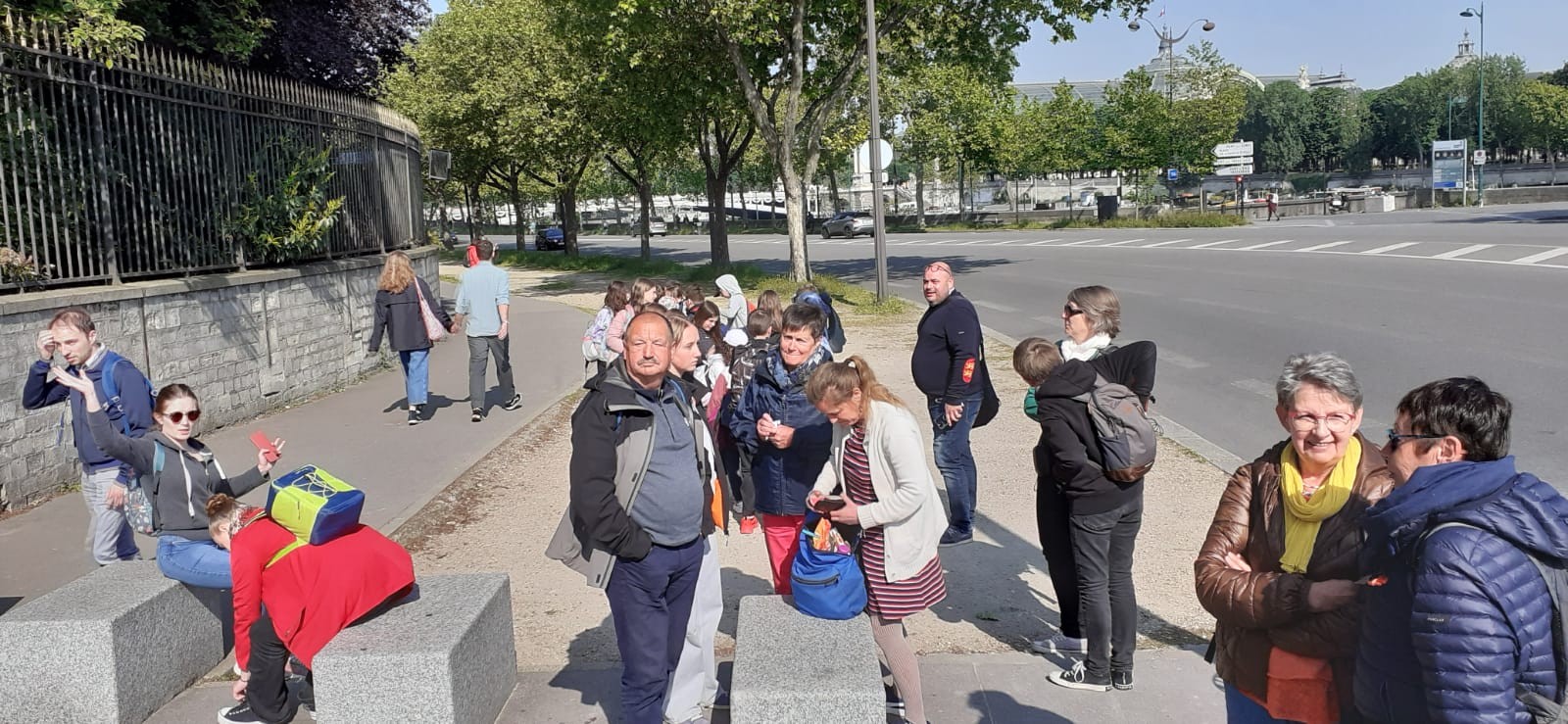 Groupe de VAL d'ARRY devant l'entrée de l'Assemblée Nationale