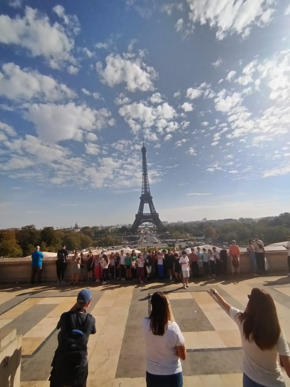 Groupe de VAL d'ARRY devant la tour Eiffel