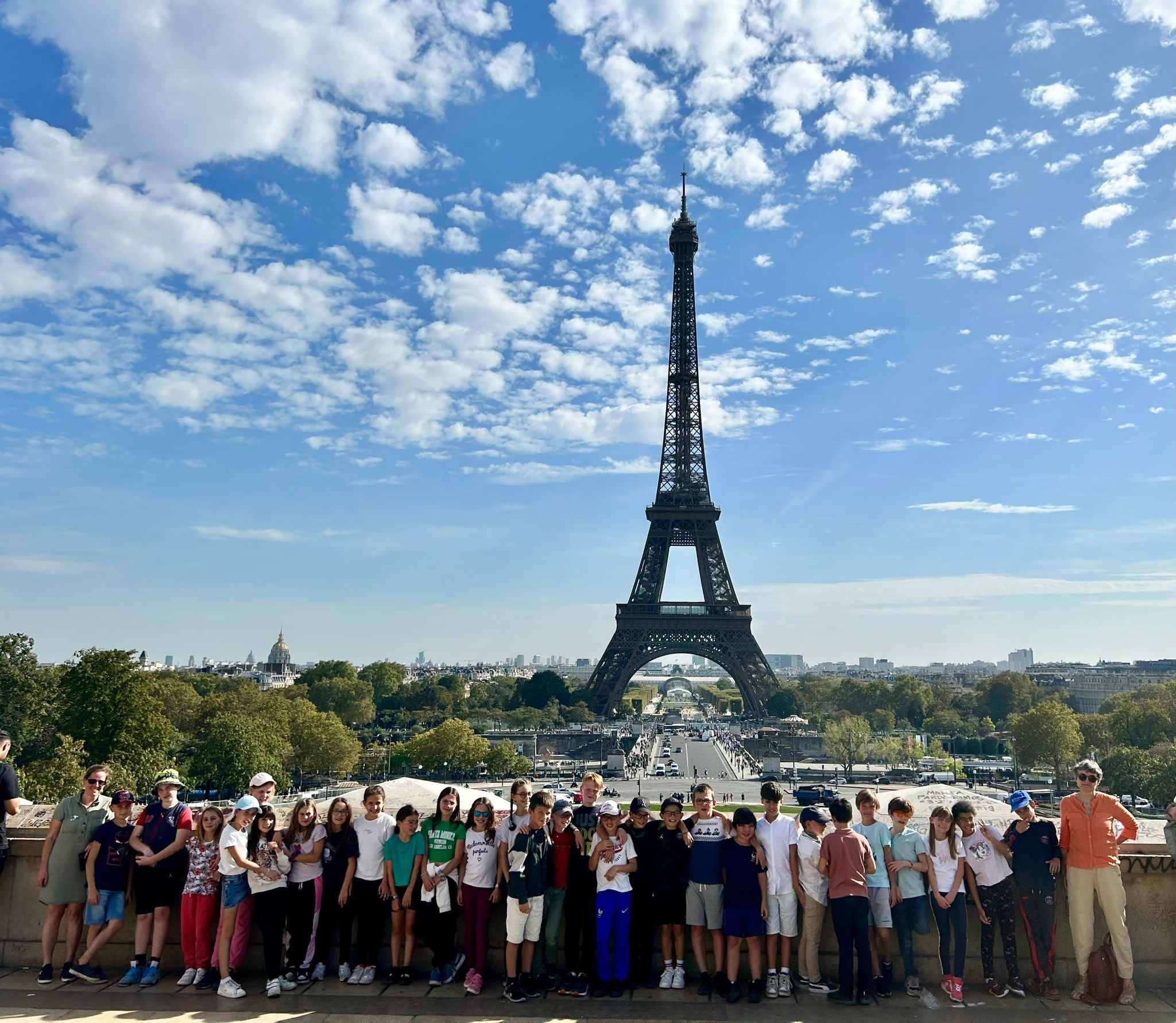 Groupe de val d arry devant la tour eiffel