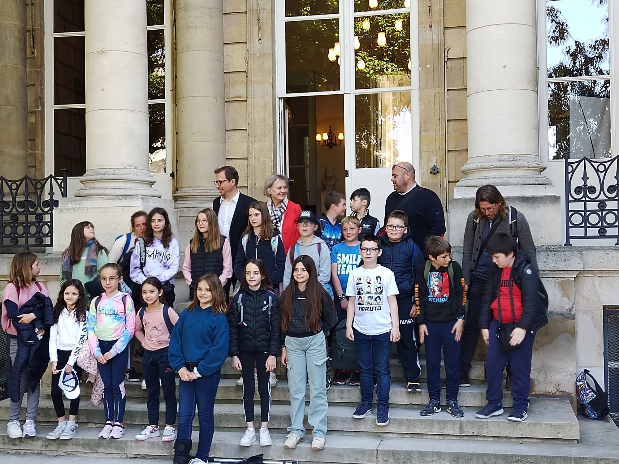 Groupe VAL d'ARRY à l'entrée vip de l'Assemblée Nationale avec monsieur le député 2