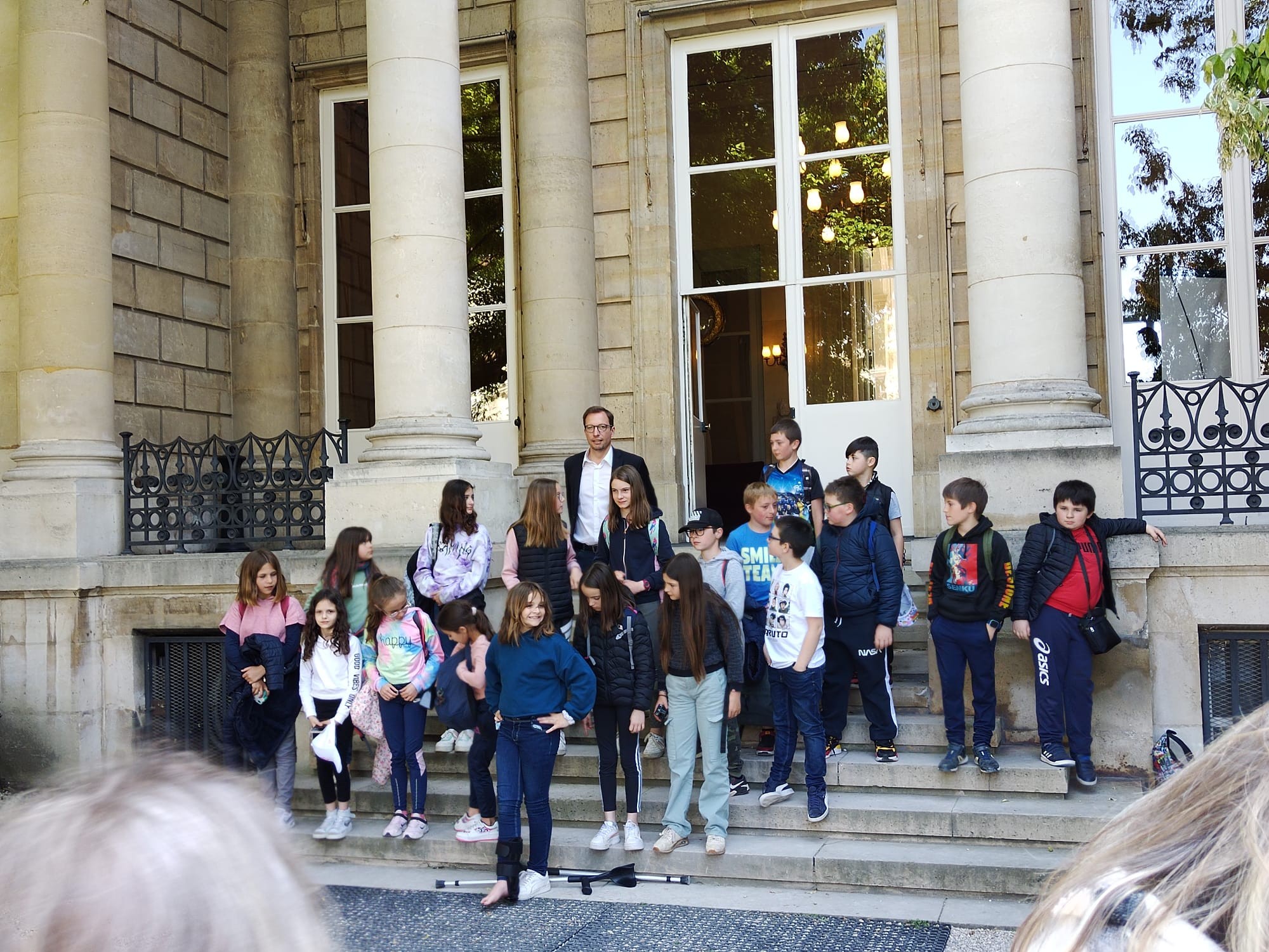 Groupe VAL d'ARRY à l'entrée vip de l'Assemblée Nationale avec monsieur le député 3