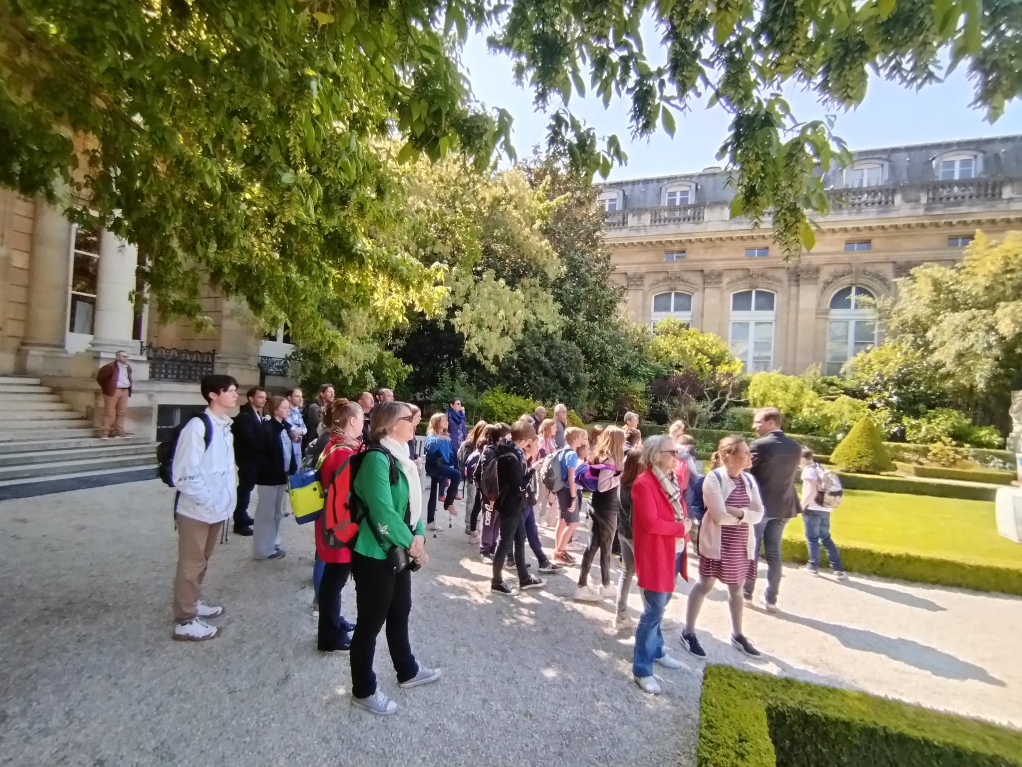 Groupe VAL d'ARRY à l'entrée vip de l'Assemblée Nationale avec monsieur le député 4