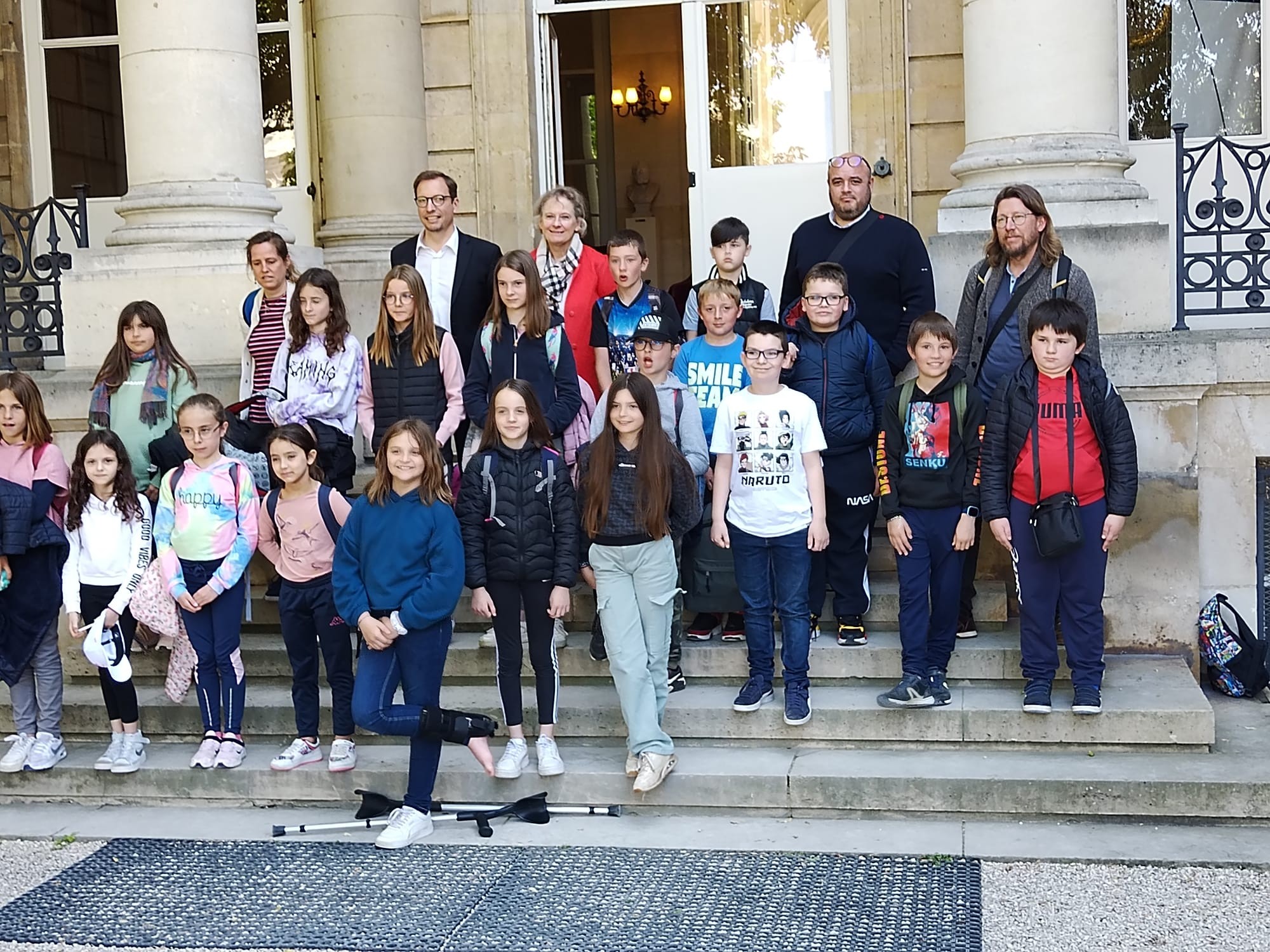 Groupe VAL d'ARRY à l'entrée vip de l'Assemblée Nationale avec monsieur le député