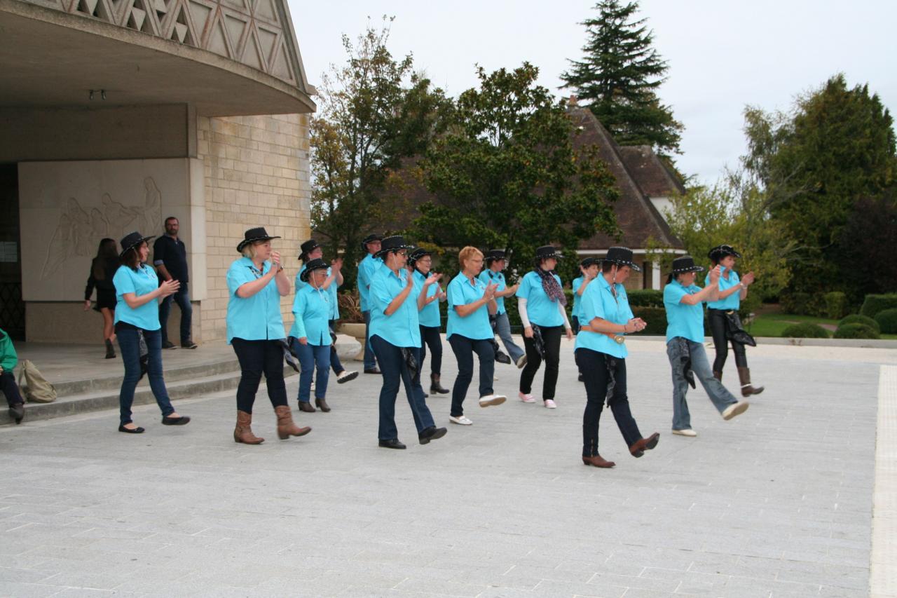 Danse Country Sur le parvis de l'église de Noyers Bocage