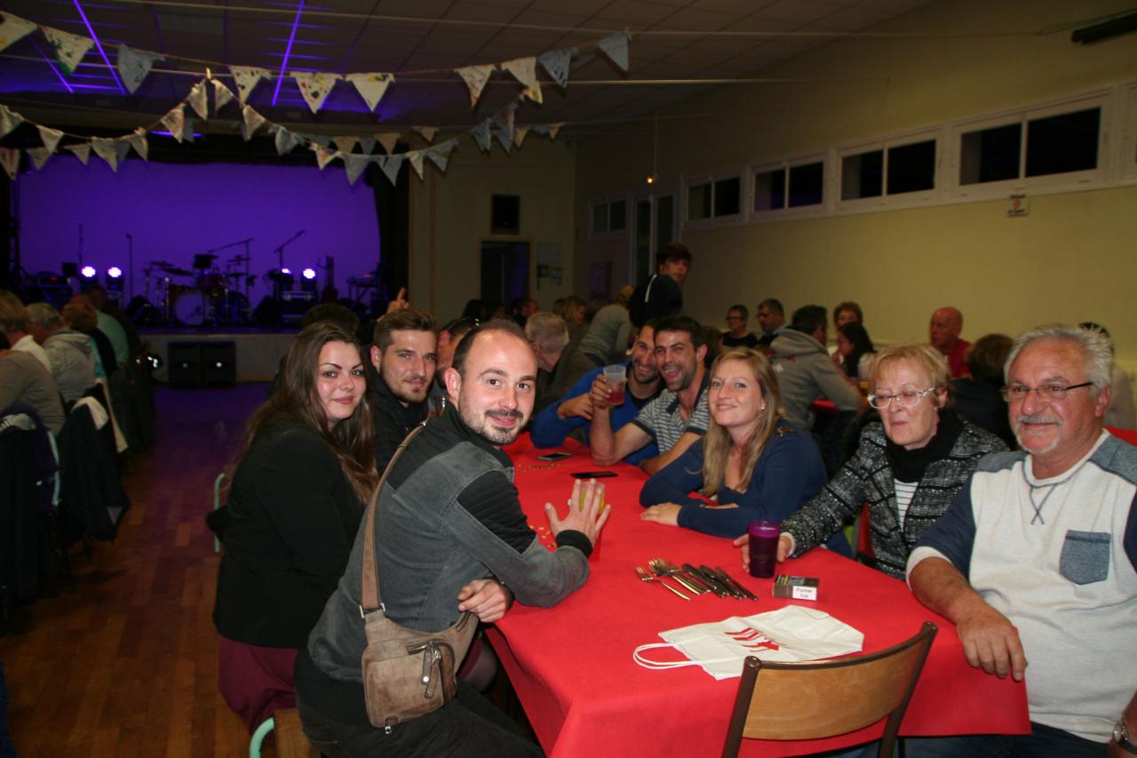 Repas du soir à la salle des fêtes de Noyers Bocage