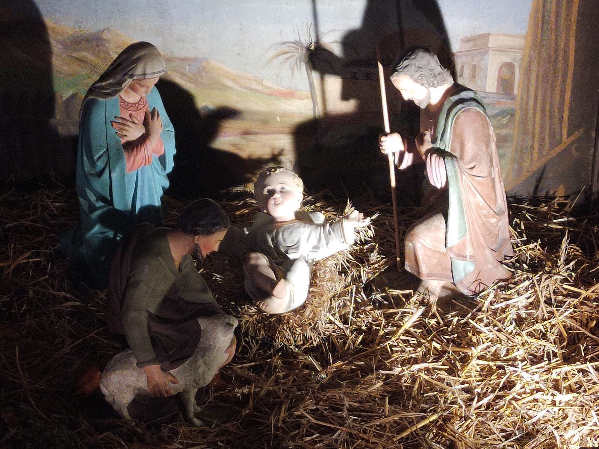 L enfant jesus entoure de ses parents de la creche saint jacques de le locheur