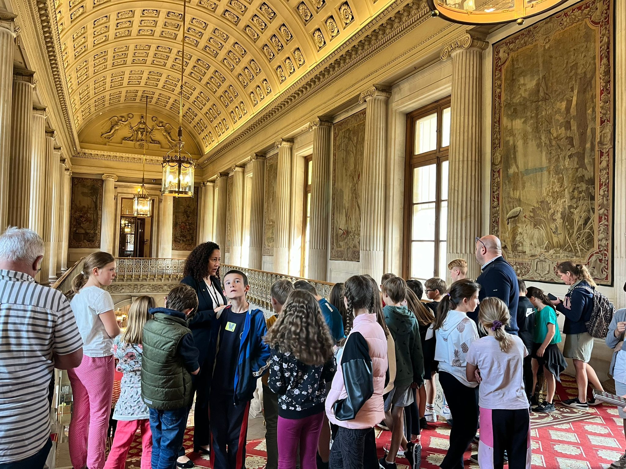 Le groupe de VAL d'ARRY devant l'escalier d'honneur