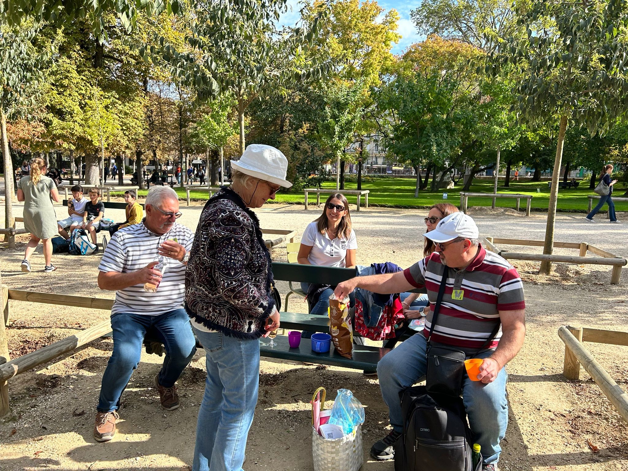 Les adultes déjeunent dans le parc du Luxembourg