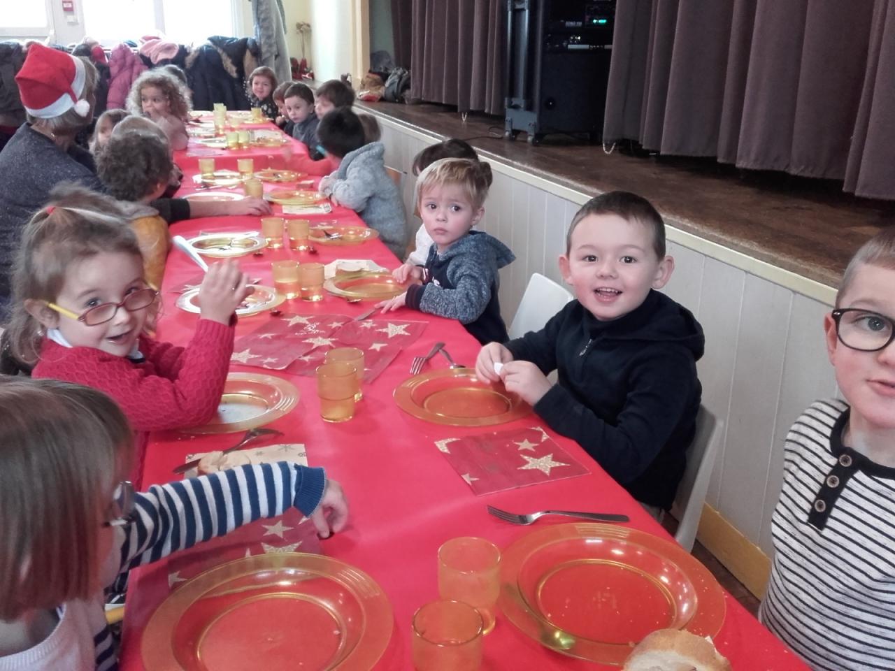 Les enfants à table